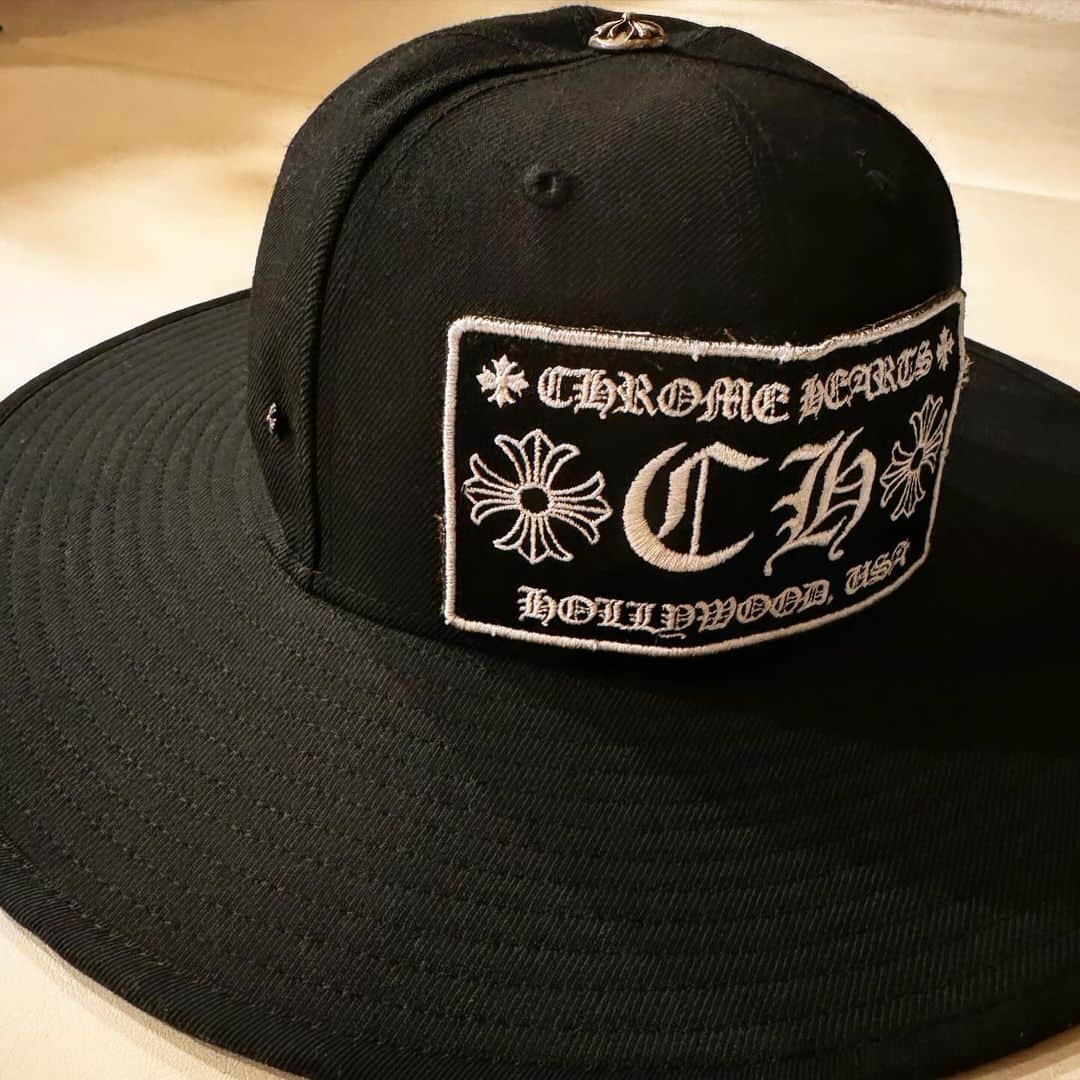 のインスタグラム：「#思いついたらDIY  こんなのあったらいいのにって思って作ってみた👀☝️  @newerajapan @chromeheartsofficial」