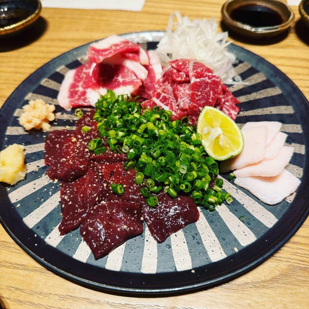 藤沢文翁さんのインスタグラム写真 - (藤沢文翁Instagram)「熊本で食べた馬刺し。美味でした。馬力に変えて、最後の追い込み演出頑張りますわ。」11月26日 21時43分 - fujisawabun_o