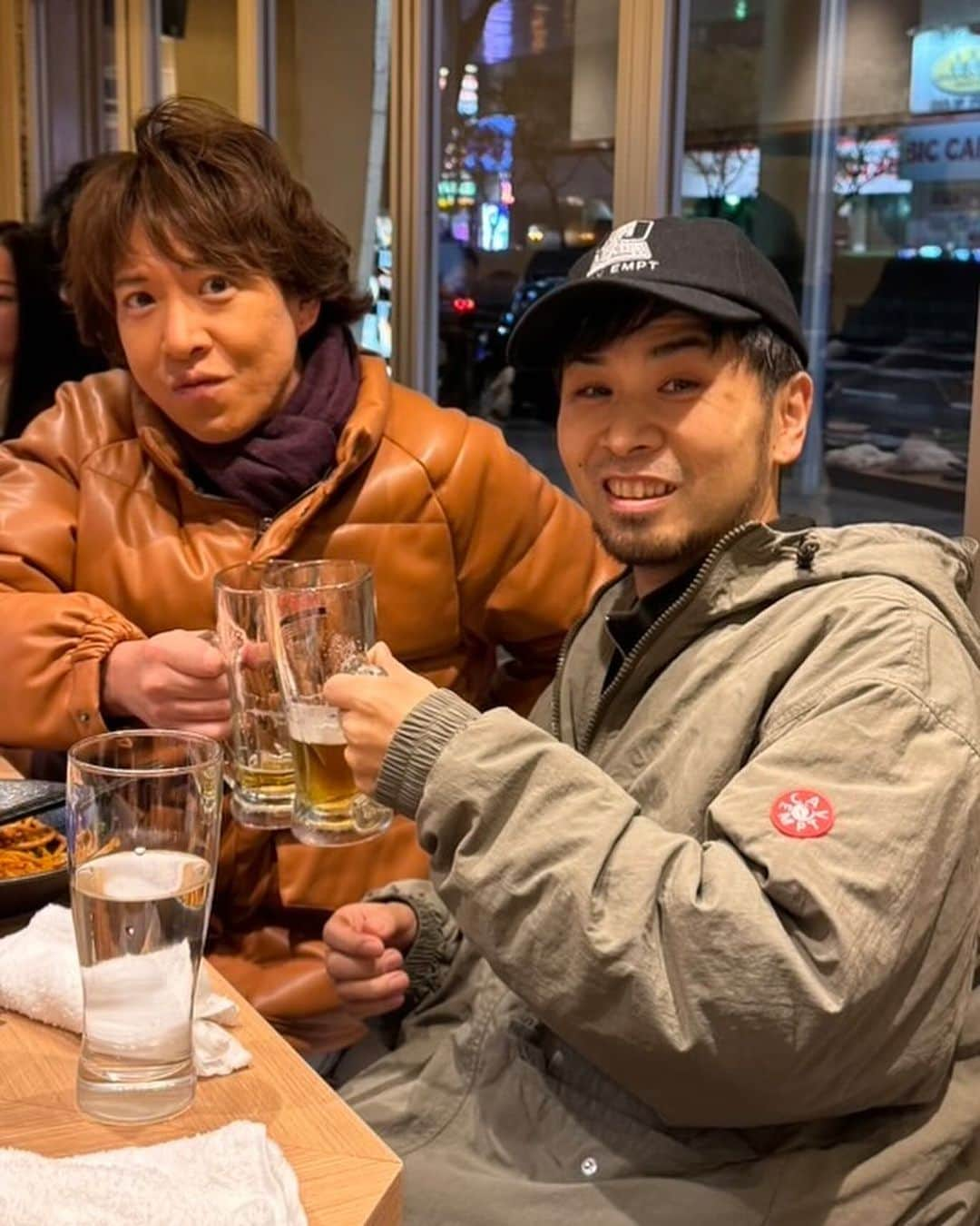 元木敦士さんのインスタグラム写真 - (元木敦士Instagram)「仕事で大阪行ってきました😊 お土産に『フランスパン神社』と『551』買えて大満足😊 いっぱい美味しい物食べてきたんでまたアップしますね😋 幼稚園からの幼馴染とも軽く飲めました！ 『HEROの格好で来たん！？』って驚いてましたが通常運転です😂👌  今日もお疲れちゃーん⭐︎😊😊  #フランスパン神社 #551 #池下くん」11月26日 21時44分 - moppun0523