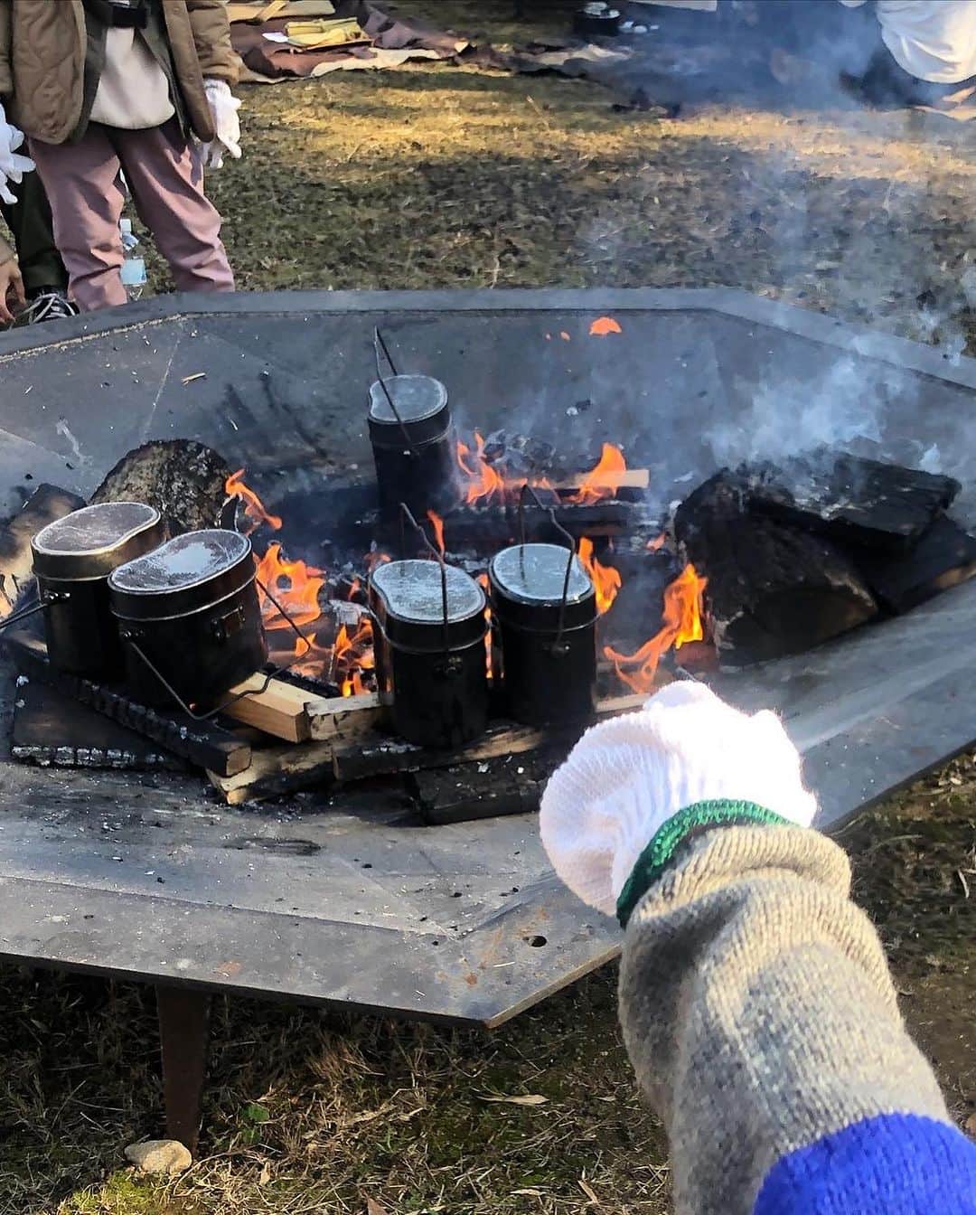 中野美奈子さんのインスタグラム写真 - (中野美奈子Instagram)「三木町のイベントに参加してきました。  火育de飯盒炊飯！ 息子人生初の体験にワクワクドキドキ、火おこしは難しかったけど、頑張って火をつくった後のカレーとマシュマロは格別の味😋  飯盒炊飯のあのおこげの感じもたまりません〜。 大人も楽しくて必死になって、息ふきかけました。肺活量のなさにびっくりよ😂  気になっていた恐竜レース🦖は見られなかったけど、ワークショップや食べ物ブースもたくさんあって三木町満喫して帰りました！  楽しかった。 また火育イベントあったら参加したいな。  #三木町 #太古の森 #アウトドアイベント  #火育 #飯盒炊飯 #飯盒炊飯でカレー  #じょんならんおいしさ  #モルックはじめました  #1000円でオリジナルモルック  #中野美奈子」11月26日 21時44分 - minako_nakano.official