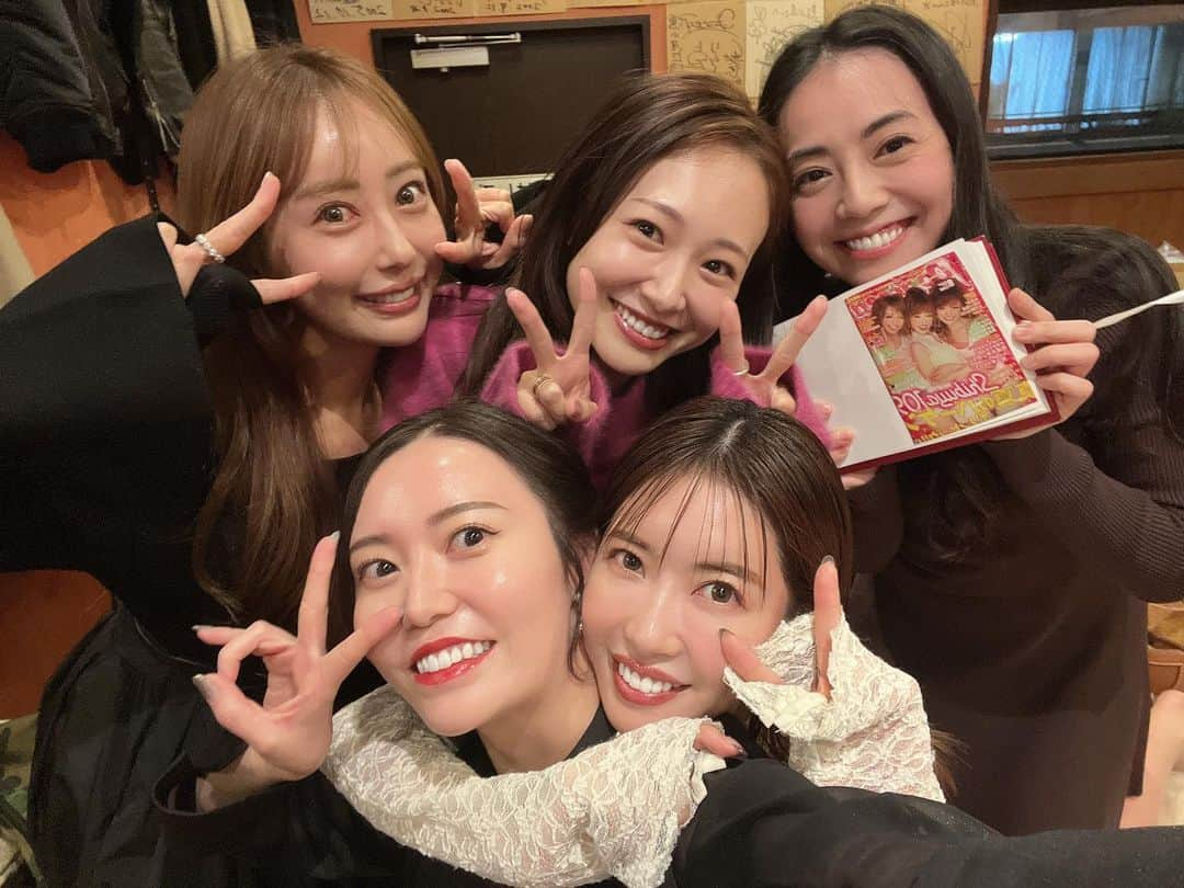 舟山久美子（くみっきー）さんのインスタグラム写真 - (舟山久美子（くみっきー）Instagram)「Popteenはわたしの青春そのもの！  何も無く自信も無かった私に たくさんのものを授けてくれたの。 あの時が無ければ、ぜっっったいと言っていいほど私はこの世界には居ないと思います😳  みんなで、あの時は本当に頑張ったよね…と盛り上がったと同時に、17才だった私たちが、32歳になったことに驚き！(その分みんな大人になったね♡)  当時は怒涛な日々とはいえ、甲斐に満ち溢れていて充実していて、みんなで意見を出し合って、時には言い合いながら…笑　毎月雑誌が出来上がっていたの。  あの経験は全てが宝もので、私の気合いが凄すぎて、昔話に華が咲くと、そんな事言った？！ってことばかりですが、 本当にPopteenが大好きでした♡  人として生きる上で大切なものをたくさん教えてもらった、学校のような場所✨  みんなを集めてくれたポチくんにたくさんの愛と感謝を…♡  #popteen #og会　#ポップティーン #同窓会　#忘年会 #ホワイトコーデ」11月26日 21時47分 - kumikofunayama