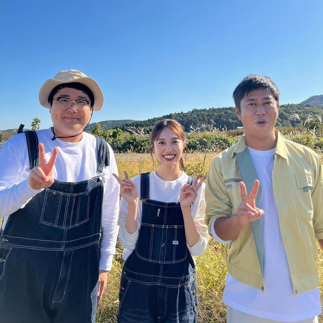 藤江萌のインスタグラム：「嬉しいお知らせ🍎  【📺11月30日(木)19:00-19:54】 日本テレビ『THE 突破ファイル』に 出演させていただきます！  この番組に出て電波ジャックするのが1つの夢なので、 一歩近づけた気がして、とても嬉しいです🥹  ロケ楽しすぎたぁぁ！！！笑  今回私は、 りんご農家に嫁いだ村上萌を演じさせていただきました👩‍🌾  カラスに狙われた町。 一体どうやってこの町を救ったのか。  ぜひご覧ください☺︎  #the突破ファイル #突破ファイル #日本テレビ #パンサー #尾形貴弘 さん #マヂカルラブリー #村上 さん #野田クリスタル さん #矢吹奈子 さん #藤江萌」