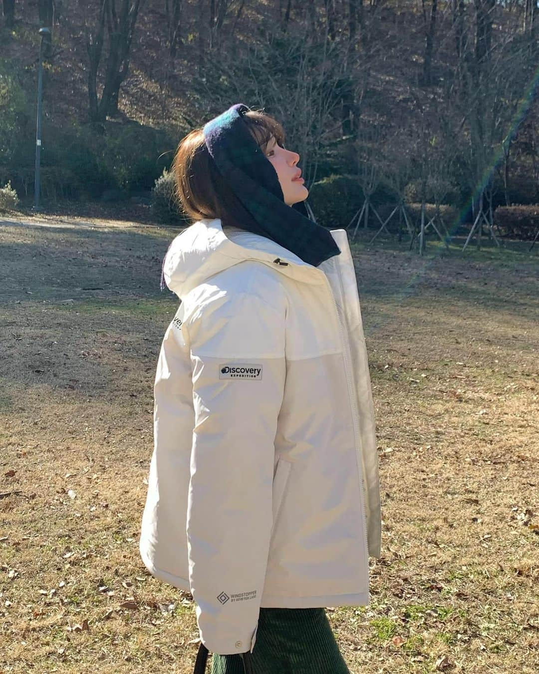 ディニさんのインスタグラム写真 - (ディニInstagram)「#광고 갑자기 확 추워진 주말 아침 🌬️  고민할 것 없이 꺼내 입고 나간 아우터는 바로 디스커버리 고어텍스 패딩이였어요. .•♥ GORE-TEX 라미 필름을 적용하여 차가운 바람은 막아주고, 방수처리는 기본이구요 습기는 빠르게 배출해서 쾌적함까지 장착했답니다... ❤️‍🔥 패딩이라해서 스타일을 포기한다는건 다 옛말! 아웃도어 라이프 즐기시는 분들은 물론 데일리로 스타일링하기에도 좋은 심플한 디자인부터 얼굴 환하게 밝혀주는 색감까지... 🫢🤍 아직 화이트 패딩 고민 중이신 분들은 디스커버리 어떠신가요? ·˚ ₊˚ˑ༄ؘ ❄️ @discoveryexpedition_kr  ㅤ ㅤ #디스커버리 #디스커버리고어텍스패딩 #디스커버러 #고윤정패딩 #고어텍스패딩 #디스커버리숏패딩 #숏패딩 #여자패딩 #패딩코디 #분당카페 #디스커버리패딩」11月26日 21時57分 - keemdani