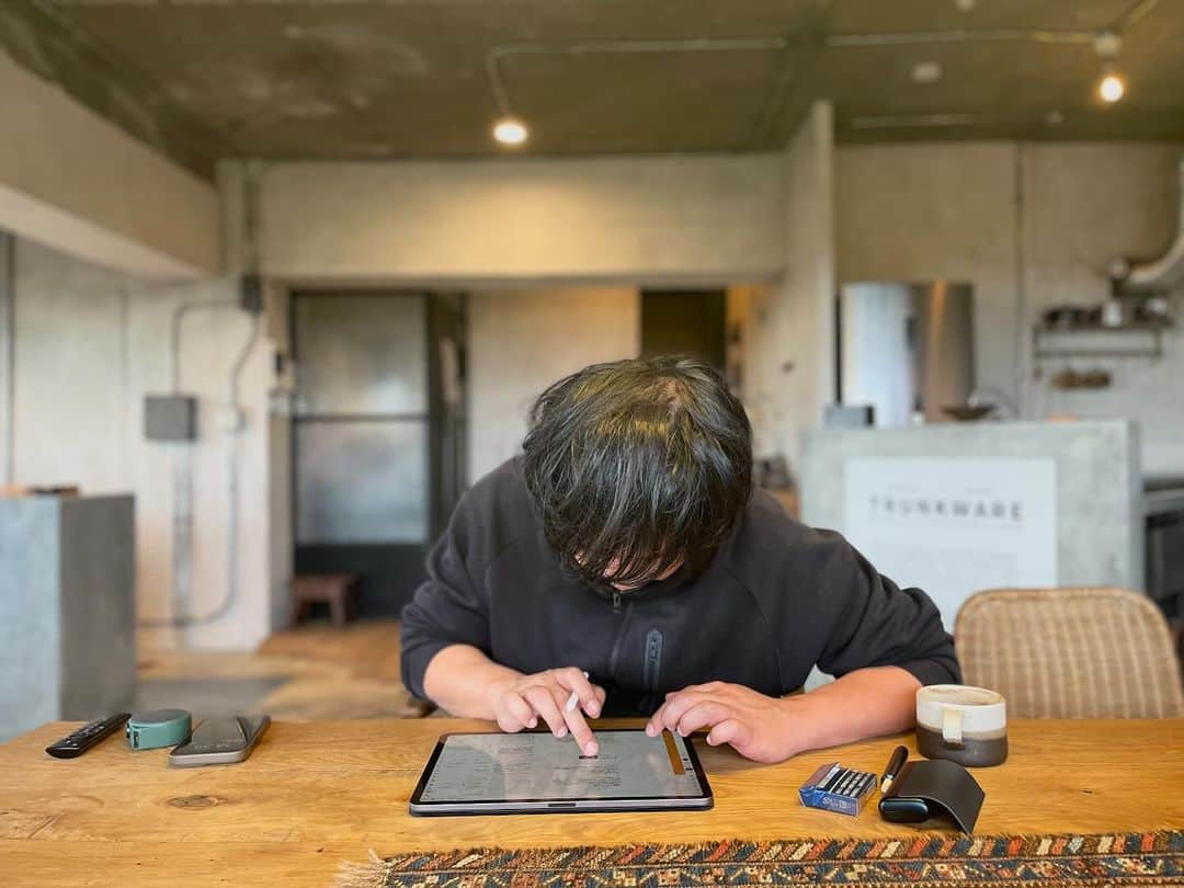 近藤岳登さんのインスタグラム写真 - (近藤岳登Instagram)「妥協なき姿勢と羨ましすぎる感性  僕のイベントでは毎回イベントタイトルを @moo_ochan もーちゃん、告知デザインと空間デザインを @kinoco__inc のメンバーである @tennessee198 通称テネヤンが手がけてくれています。  僕は本当にもーちゃんとテネヤンの一切妥協しない姿勢と圧倒的な感性が大好きですし、100%信頼しています。  僕は基本自分がこうしたいと考えたら意味わからんくらいこだわって突き進んでいく人間で、人が言ったことを基本聞きませんし、滅多に納得しません。  ただ毎回イベントのタイトルを書いてもらうもーちゃんと、テネヤンだけは、伝えたイメージの字やデザインが、自分のイメージを遥かに超えたモノが出来上がってきます。  マジで凄いです。この感性が羨ましい。  そしてミリ単位まで、デザインや文字の大きさや形、配置、色、僕には理解できない部分にまで凄まじいこだわりを持って仕上げてくれます。  その姿は本当にプロフェッショナル。  またこんな投稿すると「大袈裟すぎて恥ずかしい」と言われますが僕の本気の想いです。  ありがとうもーちゃん、テネヤン！　  イベント「感」はそんな羨ましい感性を持ったプロフェッショナル達が参加してくれます。僕が一目惚れしたモノが並びます。  是非何かを「感」じに遊びに来てください。  イベント「感」　12/23.24 (土日)  in 北野メディウム邸 @mediumtei」11月26日 21時50分 - gakuto_kondo