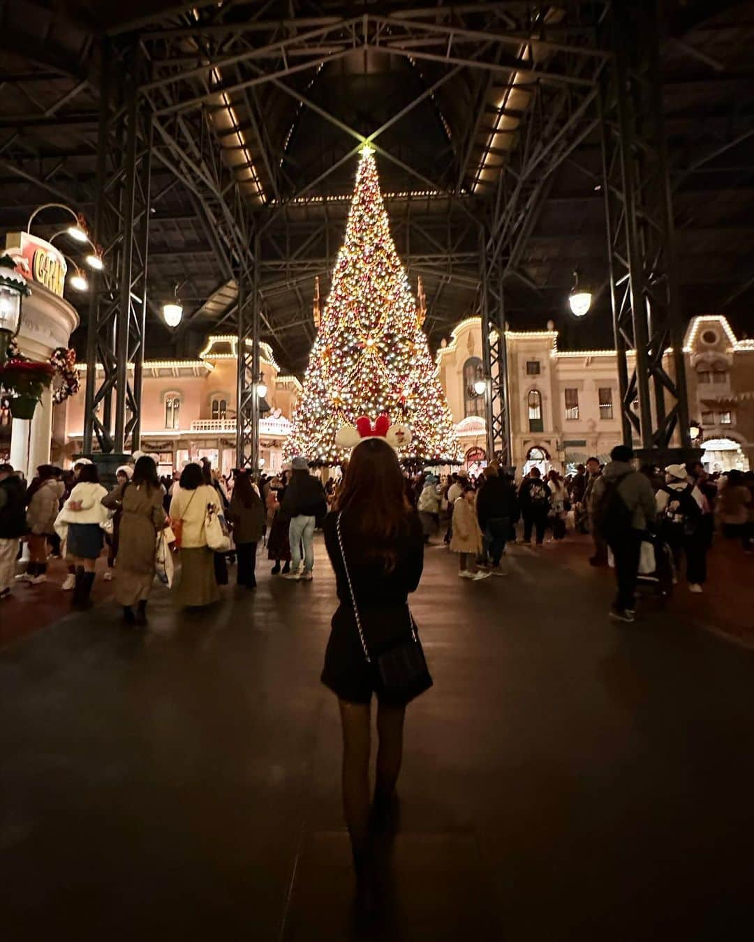 yunappleeeのインスタグラム：「🎄♡  チュロスは食べる前に折らすし ポップコーンはぶちまけるし..  なのにお姉さんこぼしちゃったでしょ！どうぞー！ってディズニーの方が新しいポップコーンくれたの🥲🍿 やっぱり夢の国すぎる.. と優しさと幸せを倍感じました  #ディズニー #東京ディズニーランド#🎄」