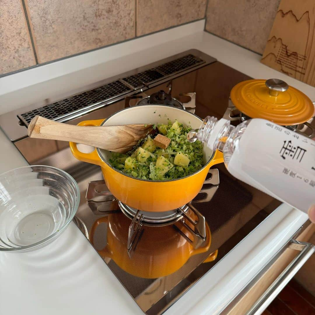 Tesshiさんのインスタグラム写真 - (TesshiInstagram)「ブロッコリーのスープで朝ごはん Broccoli soup for breakfast #yummy #homemade #healthy #soup #breakfast #broccoli #toast #おいしい #朝ごはん #朝食 #スープ #ブロッコリー #トースト #マカロニメイト #フーディーテーブル #手作り  ブロッコリーが旬ですね🤤 オリーブオイル大1〜、玉ねぎ1/2個、じゃがいも2個200g、ブロッコリー1/2房、コンソメ1個、水1カップ(煮えたらざっくり潰す)、牛乳1カップ、バターひとかけら、塩胡椒、トーストなど 1~ tbsp olive oil, 1/2 onion, 200g potatoes, 1/2 head of broccoli, 1 stock cube, 1 cup water, 1 cup milk, 1/2 tbsp butter, salt, pepper and savory toast!」11月26日 21時50分 - tmytsm