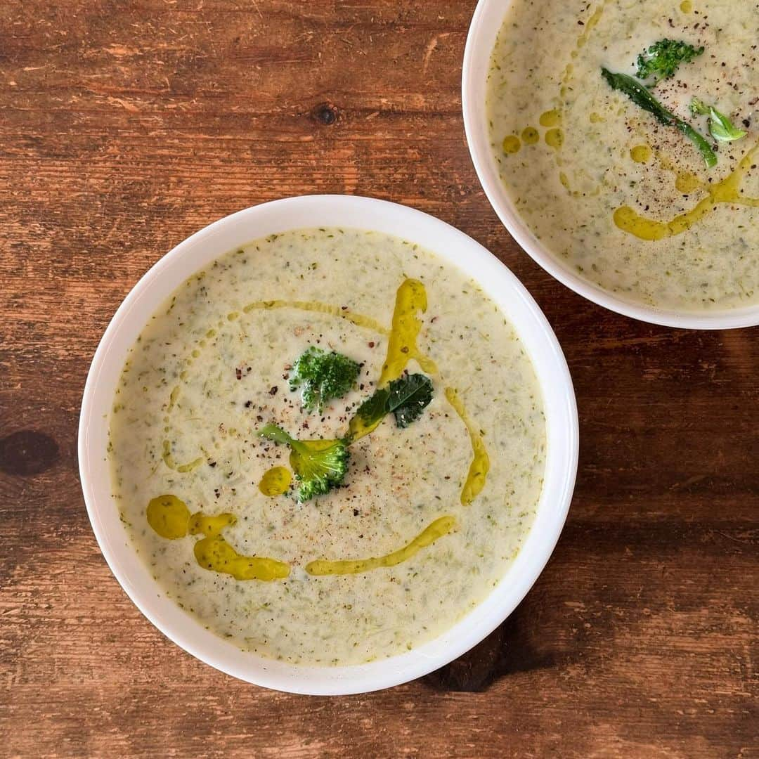 Tesshiさんのインスタグラム写真 - (TesshiInstagram)「ブロッコリーのスープで朝ごはん Broccoli soup for breakfast #yummy #homemade #healthy #soup #breakfast #broccoli #toast #おいしい #朝ごはん #朝食 #スープ #ブロッコリー #トースト #マカロニメイト #フーディーテーブル #手作り  ブロッコリーが旬ですね🤤 オリーブオイル大1〜、玉ねぎ1/2個、じゃがいも2個200g、ブロッコリー1/2房、コンソメ1個、水1カップ(煮えたらざっくり潰す)、牛乳1カップ、バターひとかけら、塩胡椒、トーストなど 1~ tbsp olive oil, 1/2 onion, 200g potatoes, 1/2 head of broccoli, 1 stock cube, 1 cup water, 1 cup milk, 1/2 tbsp butter, salt, pepper and savory toast!」11月26日 21時50分 - tmytsm