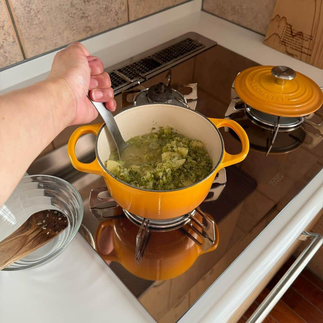 Tesshiさんのインスタグラム写真 - (TesshiInstagram)「ブロッコリーのスープで朝ごはん Broccoli soup for breakfast #yummy #homemade #healthy #soup #breakfast #broccoli #toast #おいしい #朝ごはん #朝食 #スープ #ブロッコリー #トースト #マカロニメイト #フーディーテーブル #手作り  ブロッコリーが旬ですね🤤 オリーブオイル大1〜、玉ねぎ1/2個、じゃがいも2個200g、ブロッコリー1/2房、コンソメ1個、水1カップ(煮えたらざっくり潰す)、牛乳1カップ、バターひとかけら、塩胡椒、トーストなど 1~ tbsp olive oil, 1/2 onion, 200g potatoes, 1/2 head of broccoli, 1 stock cube, 1 cup water, 1 cup milk, 1/2 tbsp butter, salt, pepper and savory toast!」11月26日 21時50分 - tmytsm