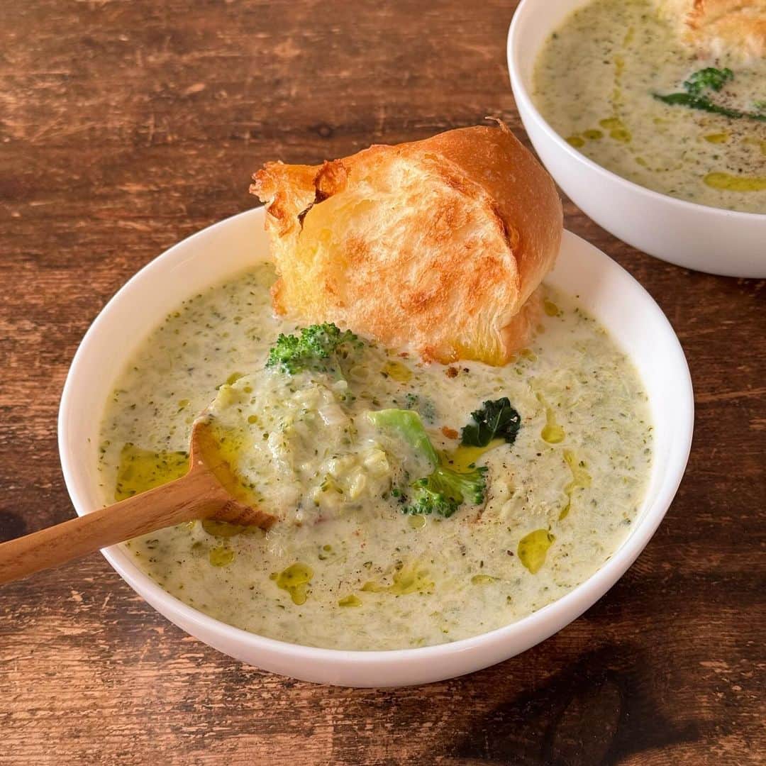 Tesshiのインスタグラム：「ブロッコリーのスープで朝ごはん Broccoli soup for breakfast #yummy #homemade #healthy #soup #breakfast #broccoli #toast #おいしい #朝ごはん #朝食 #スープ #ブロッコリー #トースト #マカロニメイト #フーディーテーブル #手作り  ブロッコリーが旬ですね🤤 オリーブオイル大1〜、玉ねぎ1/2個、じゃがいも2個200g、ブロッコリー1/2房、コンソメ1個、水1カップ(煮えたらざっくり潰す)、牛乳1カップ、バターひとかけら、塩胡椒、トーストなど 1~ tbsp olive oil, 1/2 onion, 200g potatoes, 1/2 head of broccoli, 1 stock cube, 1 cup water, 1 cup milk, 1/2 tbsp butter, salt, pepper and savory toast!」