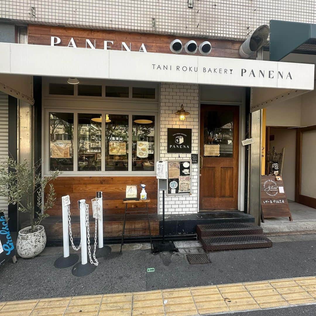 出口結菜さんのインスタグラム写真 - (出口結菜Instagram)「他のんーまい！グルメ▶︎ @yui_laby0622  ⁡ ⁡ ⁡ 【大阪・谷町六丁目】 TANI ROKU BAKERY PANENA ⁡ @panena_official  ⁡ ⁡ 開店前から大行列🌟 パンもすごくお手頃で、しかも可愛いすぎる。 ⁡ お店の人気No.１は ⚫︎手捏ねのくるみパン(360円) ⁡ これがとにかく美味しすぎた。。。 11時代にはもう売り切れ。。 ⁡ わざと焦がした焦がしたバター、、 ザクっとした胡桃、生地のもちっとした弾力、香ばしさ。。 ⁡ 何もかも最高で私もリピート決定！！！ ⁡ ⁡ ⁡ 🌐詳しくは関西ウォーカープラスにて連載中🥐 《 #んーーまい大阪パン旅〜 》 このお店のもっと詳しい食レポやこだわりがかけちゃう！ 🔗 https://news.yahoo.co.jp/articles/dbf89736a97a80fe4cc35be21a144c396d3dd735 ⁡ ⁡ #谷町六丁目 #谷町六丁目パン #TANIROKUBAKERYPANENA #谷六 #谷六グルメ #PANENA #手捏ねのくるみパン #スコーン #人気店 #大阪ベーカリー #bakery #テイクアウト  #パン#パン巡り #大阪パン#関西パン #パン好きと繋がりたい #ぱん #ぱん屋 #パン活 #パンスタグラム #bread #osaka #osakabread  #グルメ #大阪グルメ #ラビグルメ #グルメアイドル #fyp」11月26日 21時51分 - yui_laby0622