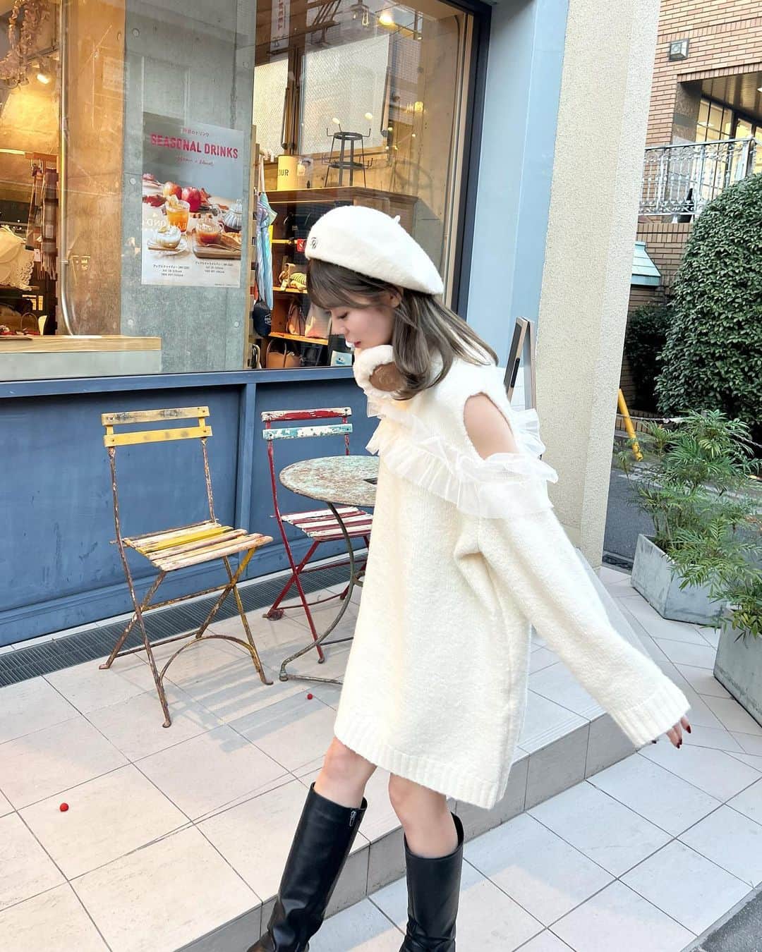 久木田菜々夏のインスタグラム：「激カワワンピース🎀  お仕事終わって下北沢開拓した日︎︎︎︎︎☺︎  #アイドル #白ニット #白コーデ」