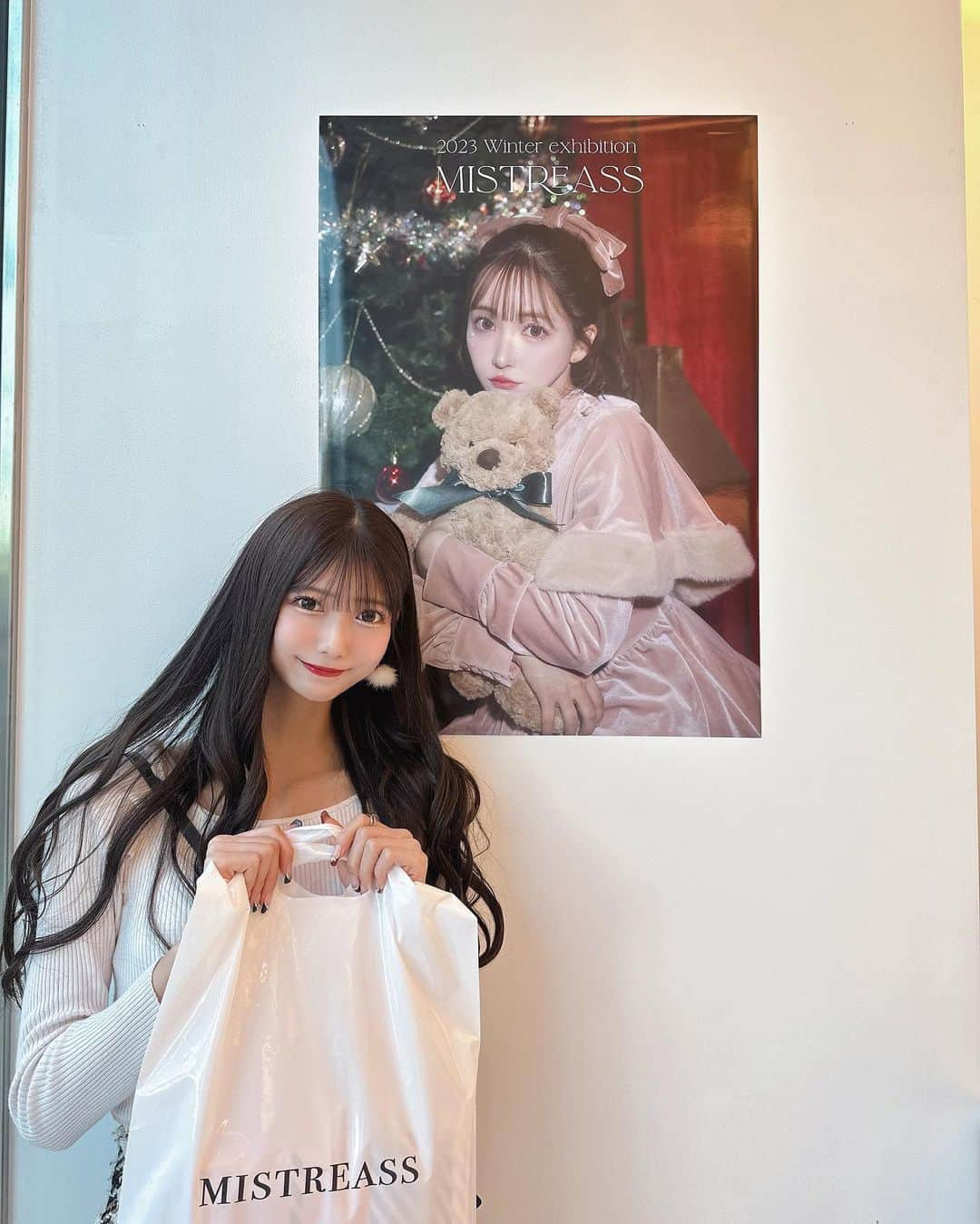 山広美保子さんのインスタグラム写真 - (山広美保子Instagram)「MISTREASS冬の展示会プレオープンにいずみがご招待頂き、一緒に行かせてもらったよ♡ どれも全部可愛くて、、、早く着たいなあ🥰🥰 悠亜ちゃん全てが美しくて試着したお洋服見てくれて褒めてくださって嬉しかった〜💓💓いずみ誘ってくれてありがとう✨ . . . #mistreass #mistreass展示会 #ミストレアス #wintercollection #三上悠亜 さん」11月26日 21時52分 - yamahiromihoko