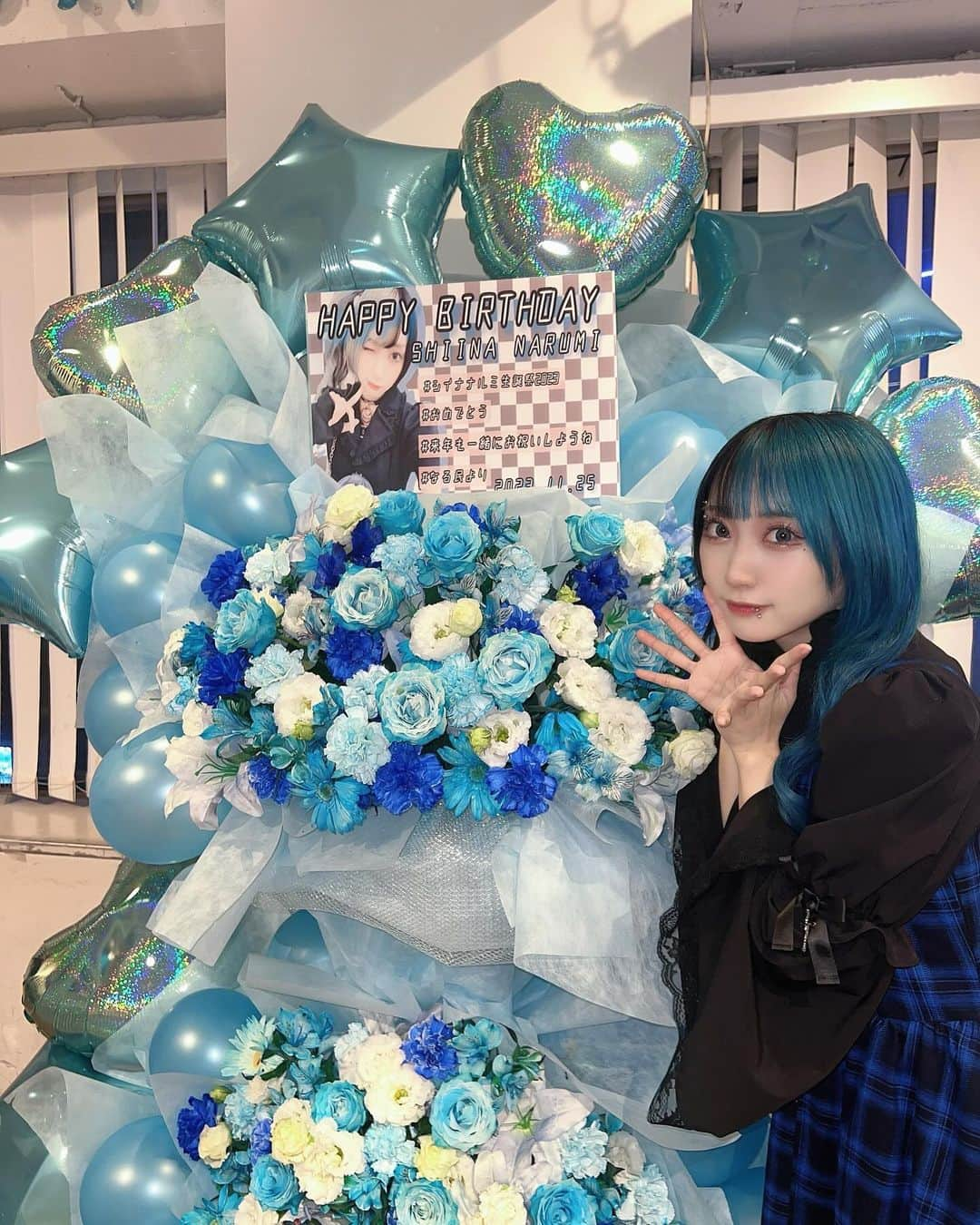 シイナナルミさんのインスタグラム写真 - (シイナナルミInstagram)「🎉🩵🎂🐳💙🫧🏁 ⁡ 2023.11.25 シイナナルミ生誕祭 ⁡ ありがとうございました🌟 衣装は @jamieank さん 地雷チャン @amatsuuni  と色違い💙❤️ ⁡ ⁡ ⁡ ⁡ ┈┈┈┈┈┈┈┈┈┈ ⁡ 生誕祭を開催できることが、 活動できることが、 当たり前じゃないからこそ感謝を忘れずに。 そんな事を実感した1年でした。 ⁡ こうしてまたみんなの前で歌う事が嬉しいです。 ⁡ 何か新しいことを選択する時 捨てるものも選ばないといけない。 ⁡ だけど何も選べない人生はきっと、 これから先 何も得られない人生だと思う。 ⁡ 『逃げ出すよりも進む事を君が選んだのなら』 『逃げずに進んだ事できっと掴めるものが沢山あるよ』 ⁡ これから先の一年もまた、私は進む事を選びます。 ⁡ 本日も幸あれ♡ ⁡  #シイナナルミ生誕祭2023 #シイナナルミ #生誕祭 #jamieエーエヌケー #歌い手 #EMOSIAH #青髪 #派手髪 #派手髪女子 #ピアス #ピアス女子 #リップピアス #ウルフ #ウルフカット #ウルフ女子 #巻き髪 #サブカル女子 #サブカル女子 #サブカルファッション #サブカル地雷」11月26日 21時52分 - narumin_chan