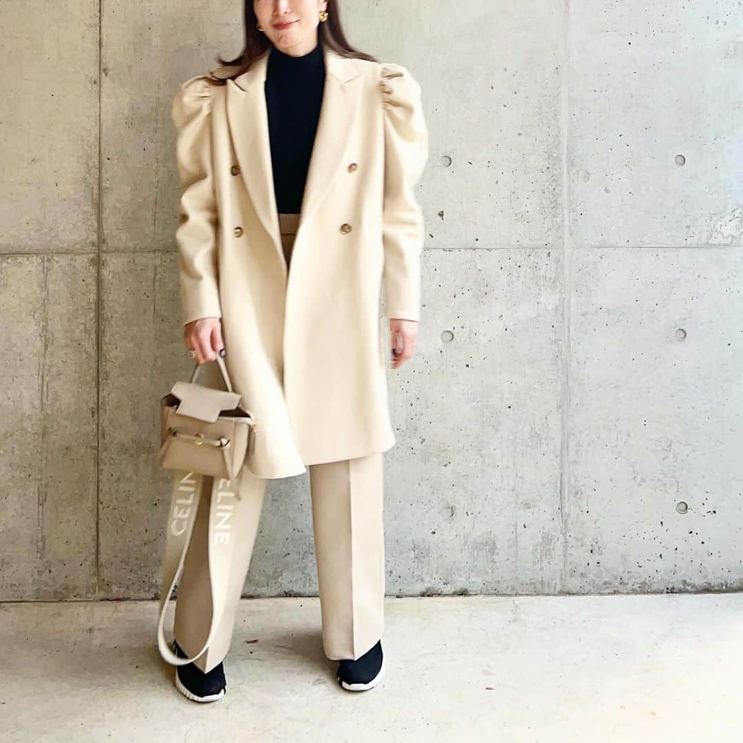 ayakoさんのインスタグラム写真 - (ayakoInstagram)「あっという間に冬アウター日和ですね！！！❄️❄️❄️ @dolce._official 受注会で一目惚れしたレディコートが、届いてすぐ着られる幸せ😍 2枚目に動画も載せましたよ✌️ ・ #dolce #ドルチェ #レディコート #アウター#コート#🧥 #プチプラmix#UNIQLOコーデ #30代コーデ#40代コーデ#冬コーデ」11月26日 21時54分 - aya.masayan