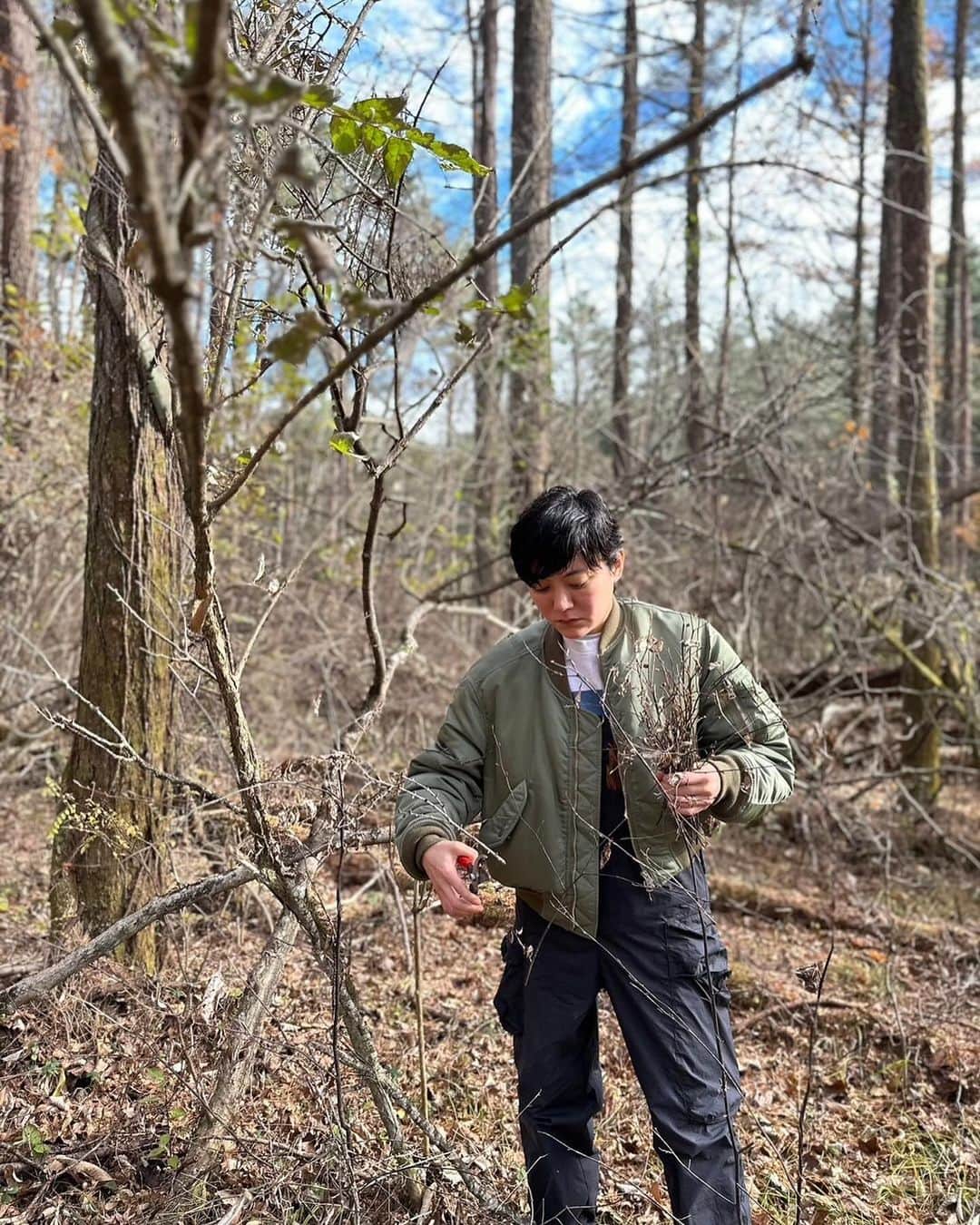 のインスタグラム：「富士吉田でクロモジの収穫のお手伝いを✨✨✨✨ 一丁前に、様になってるでしょ？🤣 (といいながら軍手忘れたけど)  収穫、といいながら、実は剪定。 全ては取らない。 よりよく育つように間引きをしながら 間引いたものを美味しくいただく。  切っていくこと＝破壊 ではないんだなぁということをあらゆる角度から 今年一年かけて、学んでいます。  優太くん　@herbstand  大河くん　@noi_aroma @taigabeppu   森を共有しながら それぞれが素晴らしい作品を生み出している。 どちらのプロダクトも、シンプル。この地球の植物の素晴らしさとそのメッセージを直球で伝えてくれる。  みんなで共存している姿がまさに現代をあらわしている。  やさしくて、ゆたか。  2枚目→優太くんに森のいろんなことを教わってる。みんなこどもみたい👼👼👼優太くんに植物のお話を聞くと、街の見方ががらっとかわる。 3枚目→富士吉田をひたすらアテンドしてくれた大河くん。すんばらしい笑顔と共感力の高さ✨✨✨ 4枚目→富士吉田と、富士吉田のみんなと繋げてくれたさゆみちゃん🫶🏻さゆみちゃんは天使。やさしい、かわいい、だいすき！」