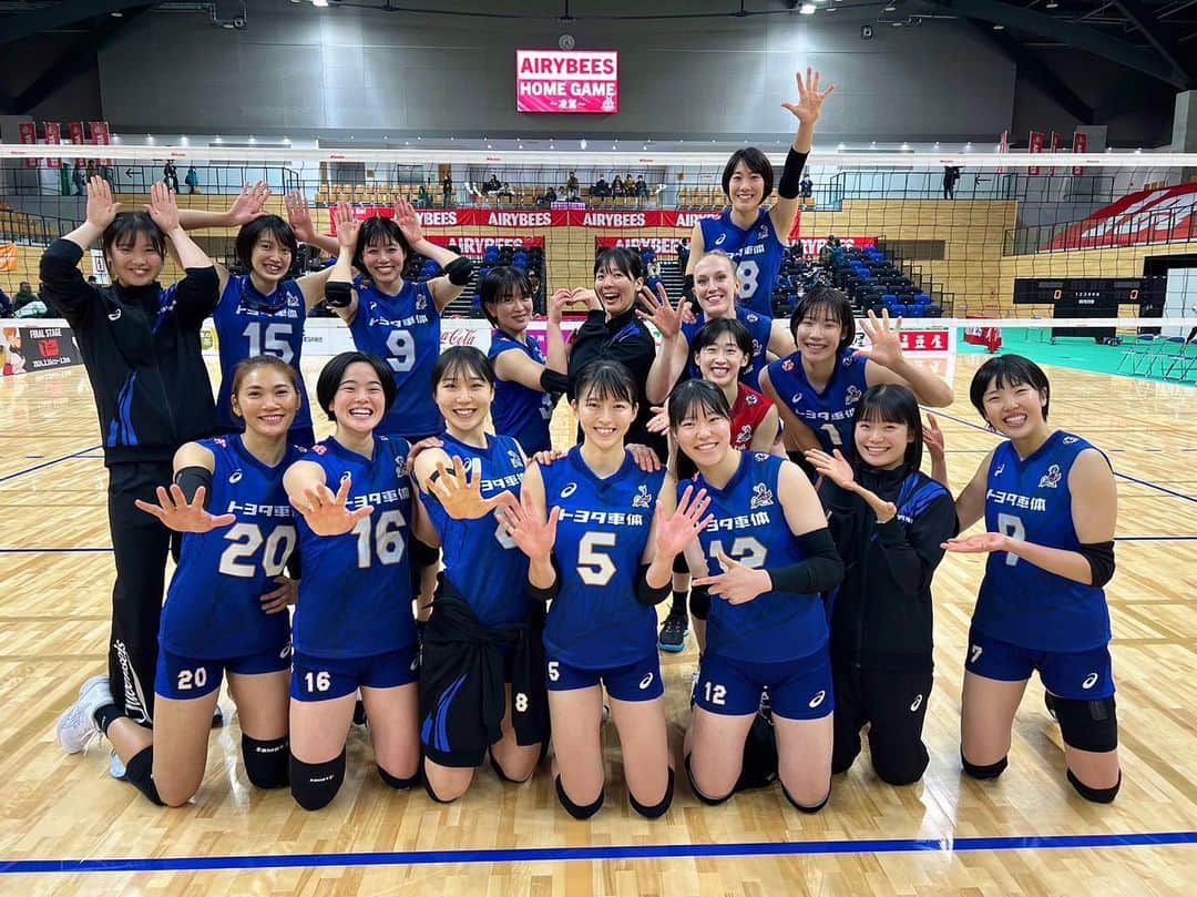 長野有紗のインスタグラム：「. 5勝目！ 北海道大会、沢山のご声援ありがとうございました🌼*･ 1週あいてからの1戦でとても重要な試合でしたが、 練習でやってきたことがしっかり出せて ストレートで勝つことが出来て良かったです😭❤️‍🔥 次は四日市ホームゲームです🌷🫧 頑張るぞーーー！！！ みんな会場来てね🫶🏻 サインボールの投げ込みもあるよお🤭 それにしても北海道最高だったなあ～。 美味しい食べ物に綺麗な景色に･･･🫠💓 また行きたいなっ♩+*。 #トヨタ車体クインシーズ」