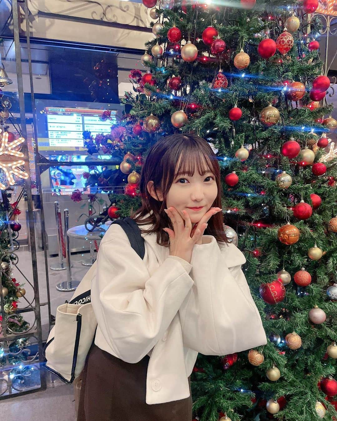 夏川愛実さんのインスタグラム写真 - (夏川愛実Instagram)「⁡ ⁡ もうクリスマスシーズンだね〜🥰🎄 ⁡ ⁡ #クリスマスツリー#クリスマス#イルミネーション #ボブ#ロブ#ショートヘア#ヘアカラー#暗髪カラー #ヘアアレンジ#秋コーデ#淡色女子#淡色コーデ #148cm#f4f#いいね返し#l4l#フォロバ ⁡ ⁡ ⁡ ⁡」11月26日 21時55分 - ami_natsukawa