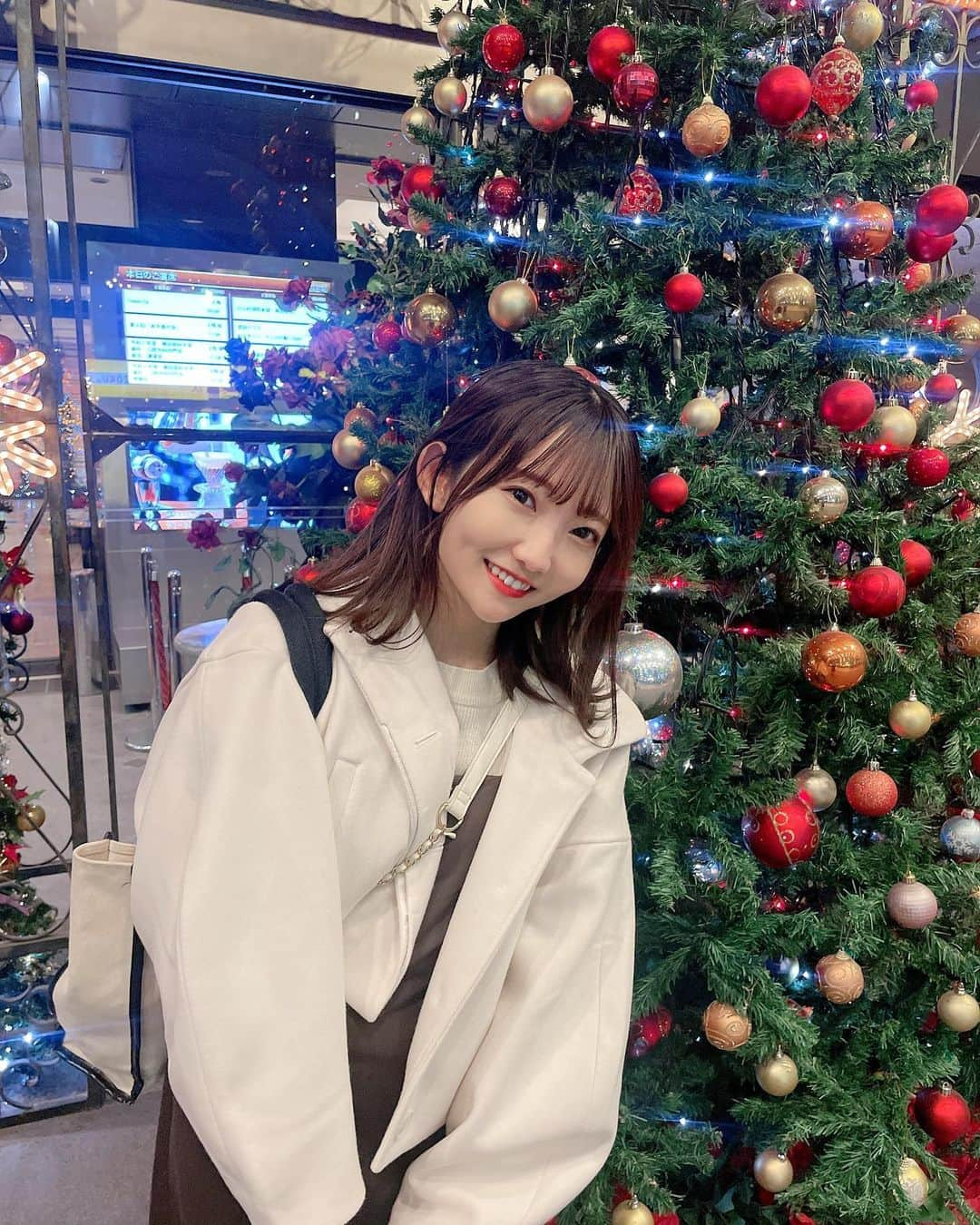 夏川愛実のインスタグラム：「⁡ ⁡ もうクリスマスシーズンだね〜🥰🎄 ⁡ ⁡ #クリスマスツリー#クリスマス#イルミネーション #ボブ#ロブ#ショートヘア#ヘアカラー#暗髪カラー #ヘアアレンジ#秋コーデ#淡色女子#淡色コーデ #148cm#f4f#いいね返し#l4l#フォロバ ⁡ ⁡ ⁡ ⁡」