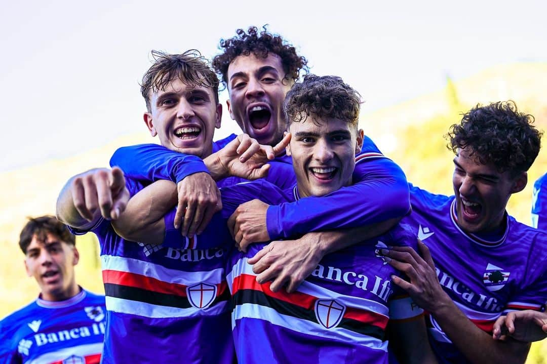 UCサンプドリアのインスタグラム：「⏹️ #SampJuve 4-0  Grande prestazione dei ragazzi di #Sassarini, che tornano al successo con un poker ai bianconeri.   #Primavera1TIM 🔵⚪️🔴⚫️⚪️🔵」