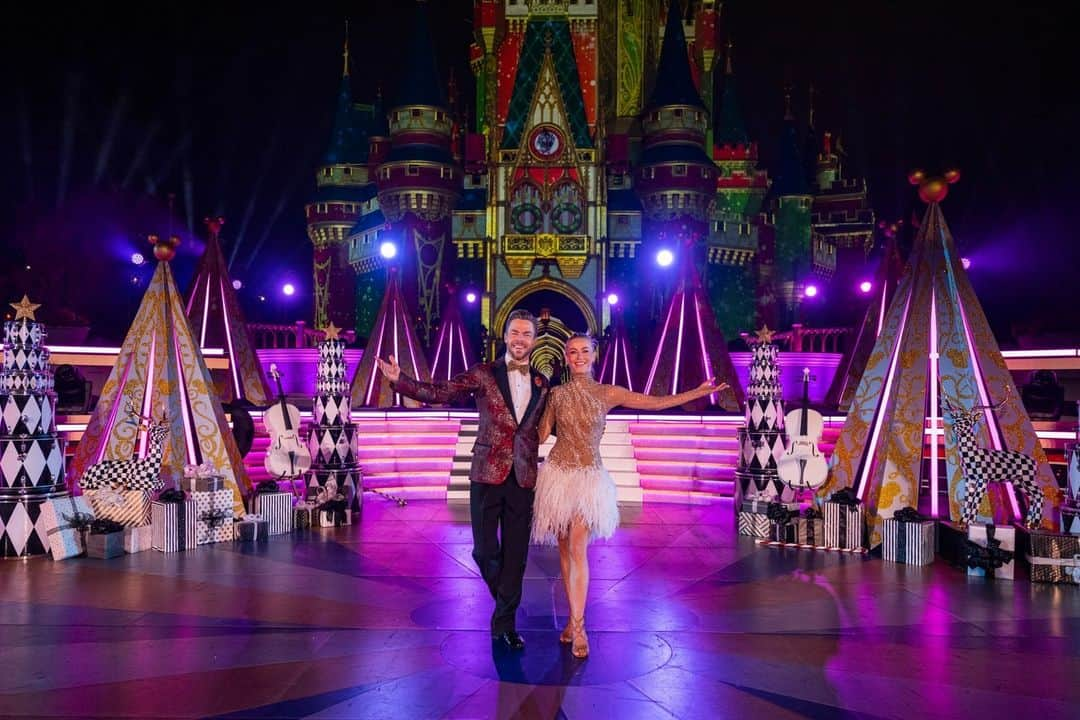 アメリカン・ブロードキャスティング・カンパニーのインスタグラム：「We're dancing to the beat of Christmas with @DerekHough and @JulesHough for the #DisneyHolidayCelebration 🕺💃 Tune in NOW on ABC!」