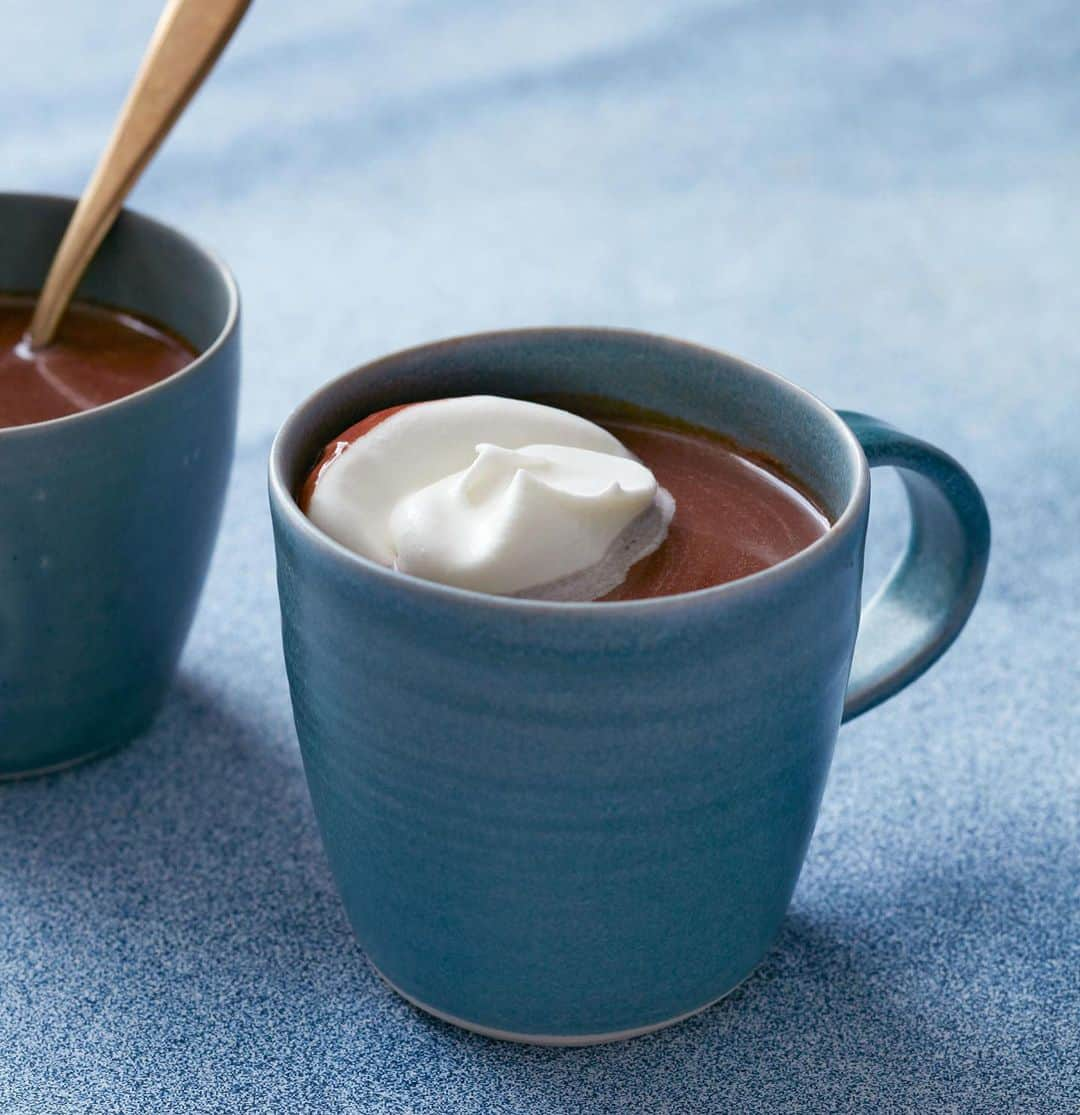 マーサ・スチュワートのインスタグラム：「Once you make our homemade hot chocolate, you'll never go back to the boxed stuff! It’s surprisingly easy (and well worth it) to whip up this comforting wintertime treat from scratch using chopped bittersweet chocolate and Dutch-process cocoa powder. Get the recipe at the link in our bio. 📷: @yhphotos」