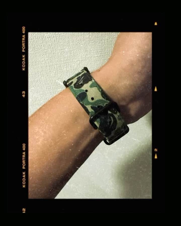 野替愁平のインスタグラム：「#思い立ったらすぐDIY #FASHIONDIY  すんげえ昔のBAPEのG-SHOCKにフルダイヤカバーを装着&30周年記念BAPE G-SHOCKのCAMOバンドに交換。少し企画が新旧で変わってて、苦戦したけど、3つの相性が抜群に良い一本に生まれ変わった。  苦労した分 愛が深い。  染みる。  AMBUSHのネックレスをブレスサイズに切ってみたり✂️ また新しいアイテムをゲットした気持ちになる‼️  フレッシュ🔥」