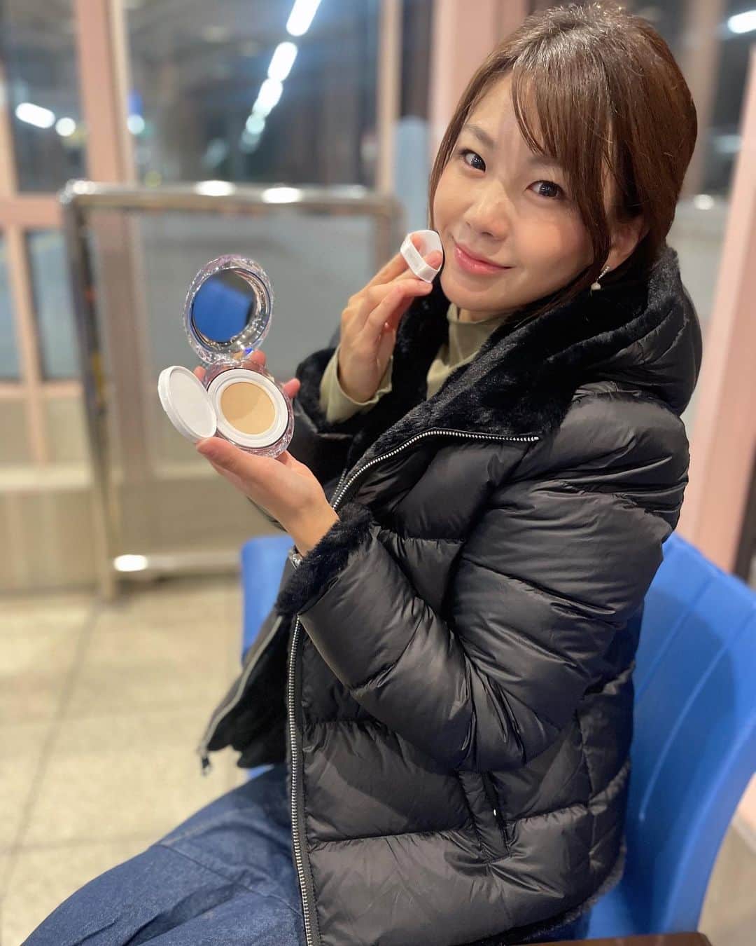 長谷川真美のインスタグラム：「4秒に１個売れている！  TIRTIRで一番注目されている人気商品 【MASK FITクッションシリーズ】✨ 初回使用の時はパフで5回以上叩いて 馴染ませてから使用するよ💡  より新感覚メッシュタイプのクッションで パウダーと相性がとてもいい🙆‍♀️💕  ツヤ肌に見せたい方にはもちろんおすすめ！ マット肌にしたい時はメッシュクッションの上に パウダーをするといい感じ💕 「パウダーの上からメッシュクッションで メイク直ししても綺麗に仕上がる👍  ナチュラルメイクからしっかりカバーまで パフで重ねる回数で仕上がりを コントロールできるって嬉しいな😊✨  TIRTIRの下地とも相性抜群だし 塗る回数によって、 あの商品に似たような特徴が出せるのも嬉しい🙌💕  塗る回数1回 →マスクフィットオーラ（銀） 塗る回数2～3回 →レッドクッション（赤） 塗る回数4～5回 →マスクフィットオールカバークッション （ピンク）  乾燥肌の人には メッシュクッションだけで乾燥知らずの綺麗な肌へ🙌 脂性肌にはメッシュクッションにパウダーを使うことで 肌の奥の潤いはそのまま、仕上がりはサラサラに😊✨ より長くカバー力を持続、乾燥する時期にぴったり 時間が経ってもくすまず メイク仕立ての肌をキープできるよ💕  @tirtir_jp_official  #PR #TIRTIR  #マスクフィットクリスタルメッシュクッション #マスクフィット #マスクフィットシリーズ #最強ベース」