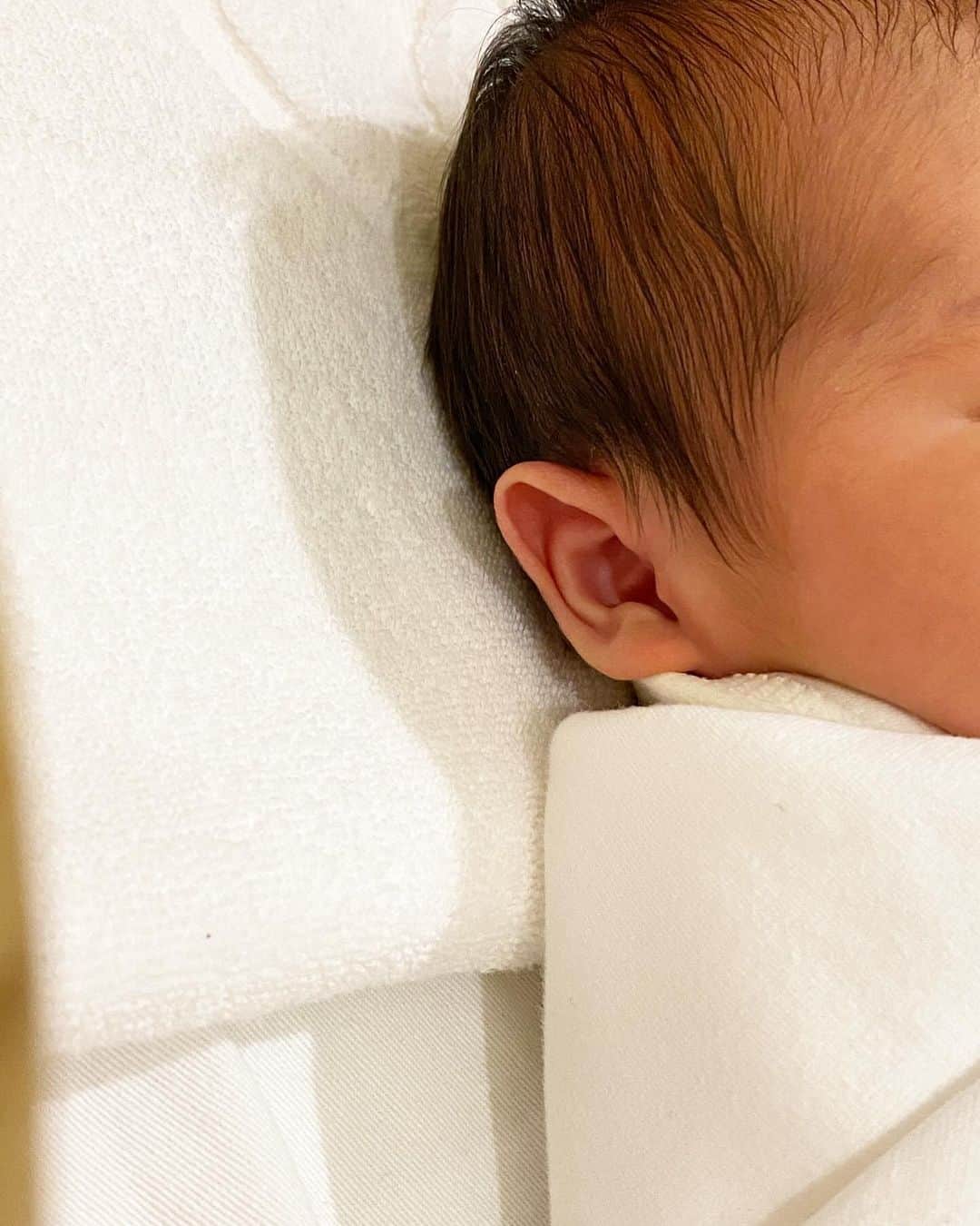 北林明日香のインスタグラム：「【ご報告】  11月21日に男の子を出産しました。  44歳超高齢出産に加えて妊娠中に手術を受けたりその他にも色々あって最後まで楽しみよりも不安や心配の方が勝ってしまい妊娠したことを殆どの方に伝えられずにいましたが、こうして無事に産まれてきてくれて心からホッとしています。  今は息子の人生の始まりと共に私の人生においてもまた新しいステージが始まった気がしてこれからの人生がとても楽しみです  親子共々どうぞよろしくお願い致します  기다리고 기다리던 우리 아들을 드디어 만난 날  #20231121」