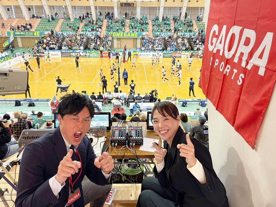 迫田さおりのインスタグラム：「・ GAORAでVリーグ女子の解説をさせていただきました。 ・ 久光vsJT 岡山vsアランマーレ ・ どのチームも強みを出して最後まで粘りあるゲームを展開していました‼︎ ・ 今シーズンも全チームの皆さんが最後まで全力で戦い抜けますように🔥 ・ 今年も実況の金山アナウンサー・森本アナウンサーとご一緒できて嬉しかったです😊 ありがとうございました‼︎ ・ ・ #GAORA #Vリーグ #バレーボール #加古川大会  #久光スプリングス  #jtマーヴェラス  #岡山シーガルズ  #アランマーレ山形」