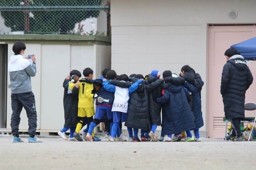 MASAHのインスタグラム：「公式戦初優勝。 まさかの決勝での古巣対決。 試合の後のベンチへの挨拶で 以前お世話になったコーチ達と握手してた。 勝ち負けを超えた美しい瞬間に感動。 感謝しかありません。 ありがとうございました。」