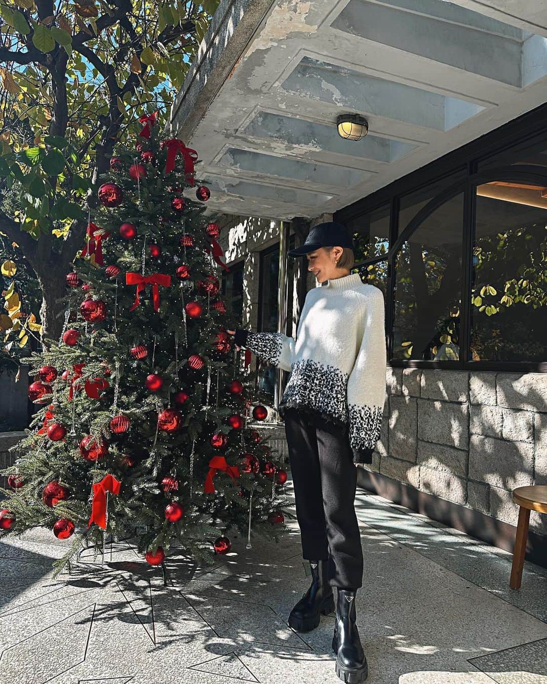 小梶恵莉のインスタグラム：「. ハロウィンが終わったらすぐに クリスマスに切り替わる世の中🎄  クリスマスムードなだけで もう既にハッピー！！🎅🤍🤍  着いてすぐに向かったこのカフェ、 天才的に可愛くて、美味しかった。 またぜっったい行きたい❣️  @corned.e.pepe   可愛いだけじゃなくて むっちゃ美味しいってほんますごい。  #korea#韓国#韓国カフェ#韓国旅行」