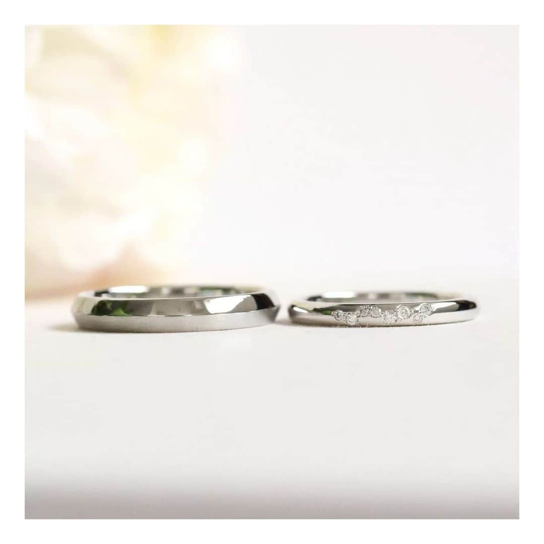 ith / イズ オーダメイド結婚指輪さんのインスタグラム写真 - (ith / イズ オーダメイド結婚指輪Instagram)「ベーシックよりも少し個性を感じたい。 なんとなく、そんな希望をお持ちだったお二人。  女性は様々な大きさのダイヤが特徴の《ピアチェーレ》。 男性はエッジの効いた《スペリオーレ》。  遊び心をプラスした、お気に入りのデザイン。 プラチナの地金で光沢感で、 結婚指輪らしさも感じることができます。  ▽ 指輪について 結婚指輪(男性)：スペリオーレ Pt950：168,000円〜  結婚指輪(女性)：ピアチェーレ Pt950：148,000円〜  お問い合わせコード：22160  ***********************************  ⧉ ith 公式WEB @ith_marriage アカウントTOPへ  ☞ プロフィールURLをタップ  ⧉ 暮らしに寄り添うジュエリー ith online store ☞ @ith_jewelry  ***********************************  #結婚指輪 #マリッジリング #婚約指輪 #エンゲージリング #カスタマイズ #オーダーメイド #手仕事 #職人 #アトリエ #ダイヤモンド #プラチナ」11月26日 22時15分 - ith_marriage