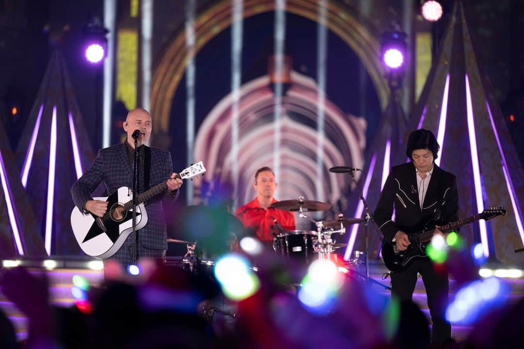 アメリカン・ブロードキャスティング・カンパニーのインスタグラム：「Ring-a-ling, do you hear @smashingpumpkins sleighing this performance?! 😌 #DisneyHolidayCelebration」