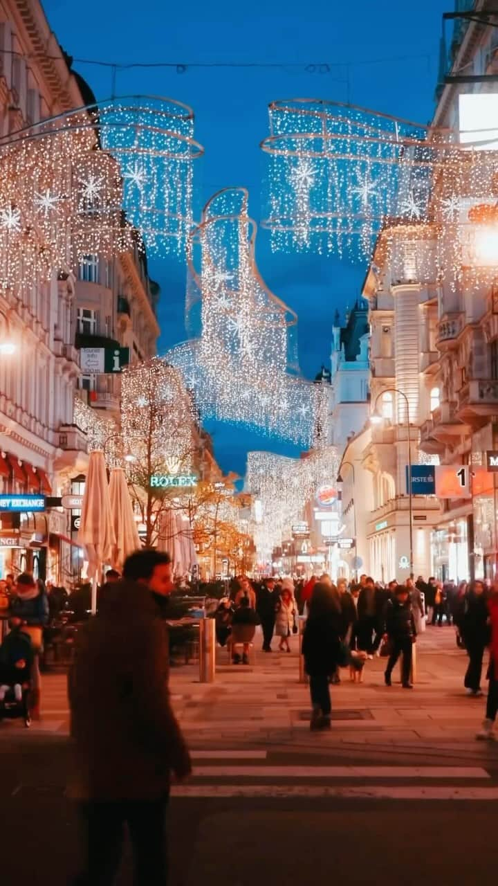 Wien | Viennaのインスタグラム：「Happy Sunday from #Vienna to you. 🎁🥰🎄 by @qhunglk #ViennaNow  #vienna #wien #vienna_austria #vienna_city #visitvienna #viennagram #viennablogger #viennablog #visitvienna #viena #trbaelgram #traveleurope #traveltheworld #winterholiday #wintervacation #visiteurope #winter #christmas #christmasmarket #christmasmagic #weihnachtsmarkt #christmaslove」