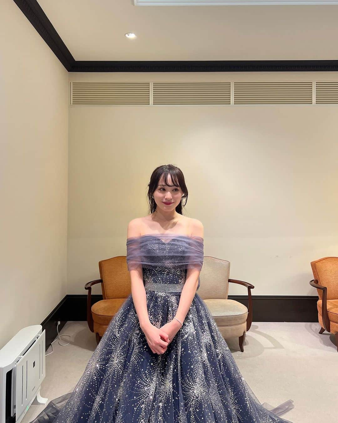 待鳥志織さんのインスタグラム写真 - (待鳥志織Instagram)「ドレスフィッティング2回目👑 色味はしっくり来たけど、腕上がらない！写真撮れない！ってなって見送ったドレス👗母親にはサランラップ巻いてるの？と言われた 可愛かったな~！記念に♡ #ドレス#ドレス試着#ミラーミラー#mirrormirror#ルルフェリーチェ」11月26日 22時08分 - __.shiori_