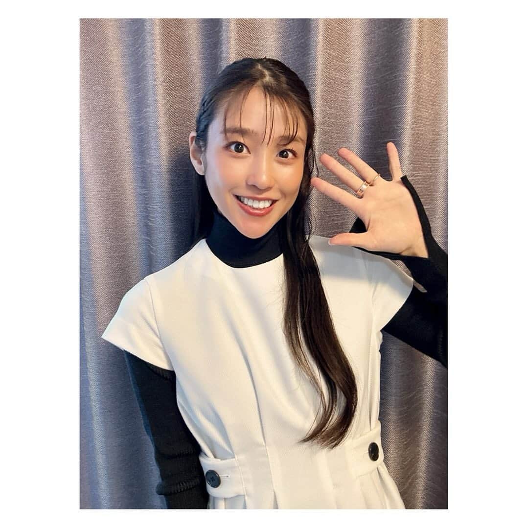 岡副麻希のインスタグラム：「. 大阪桐蔭40周年の４のつもりが どうみても５になっていた… こういうところね！😮‍💨  こちらのAudireのワンピースは、 きょんさん @kyoko_gunji いちおし！！ 夏は一枚で着られて着回し抜群です🤍   Chaosのトップスは さらりとした肌触りに心奪われてます❤︎」