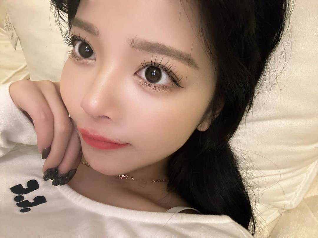 仲本莉絵瑠のインスタグラム：「まつげかわいくて鏡みすぎて頭おかしくなりそう」