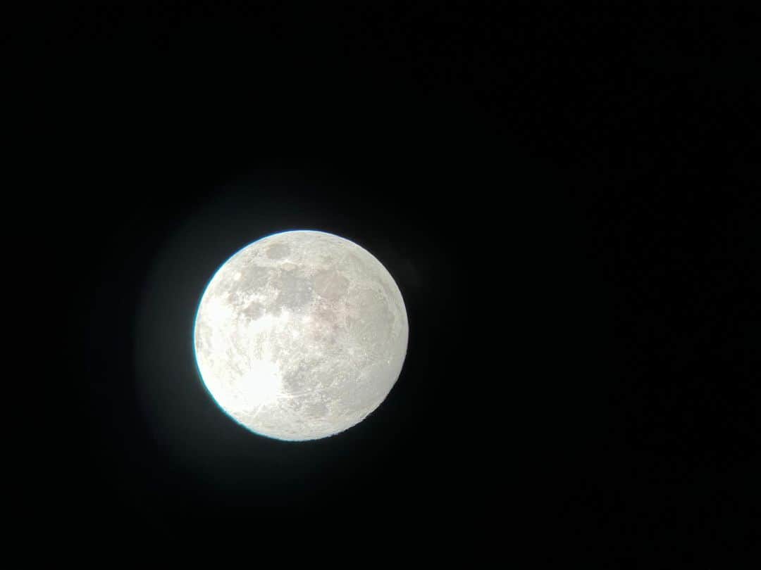 ロンモンロウさんのインスタグラム写真 - (ロンモンロウInstagram)「月をこんなに近くでこの目で見たのは初めて，言葉では言い表せないほど美しかったです。（これは私が撮った写真です！）」11月26日 22時12分 - ronmonroe_official