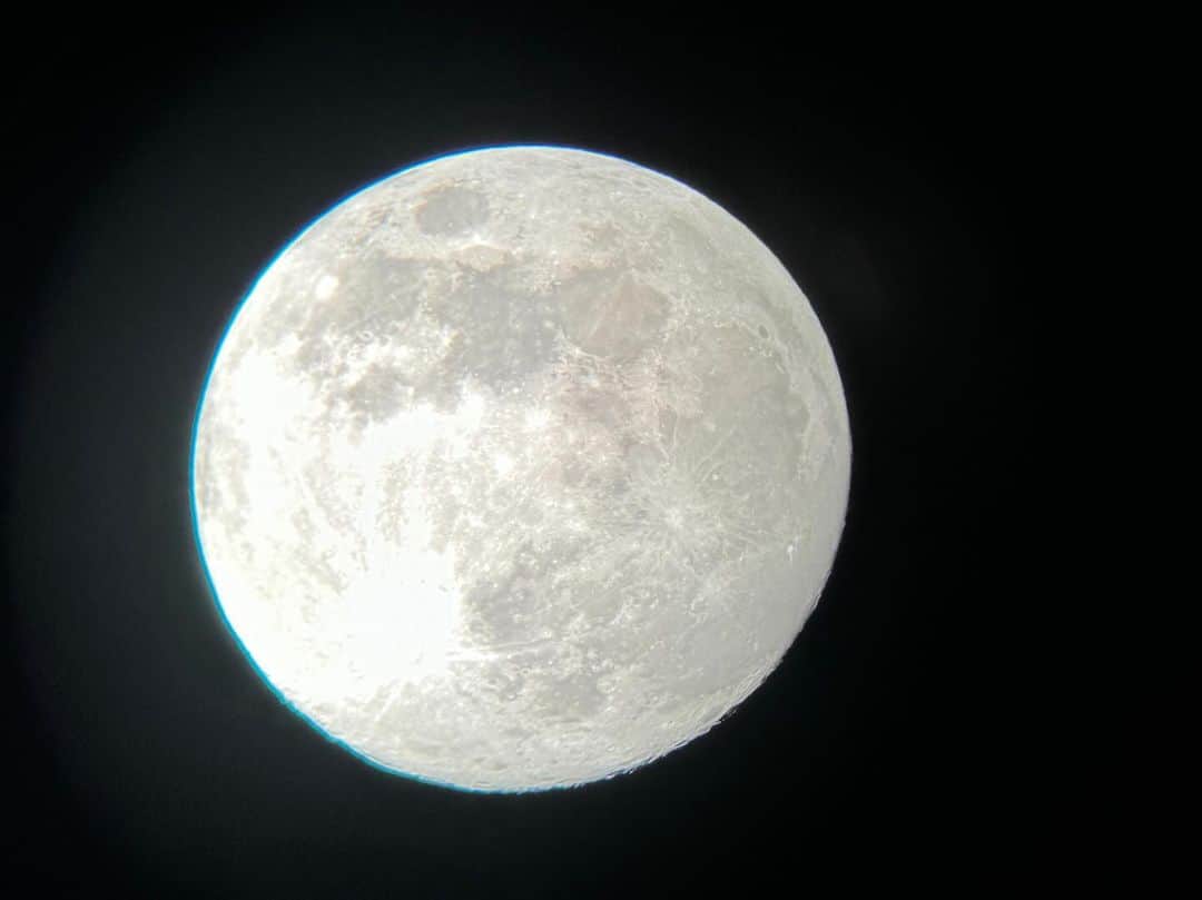 ロンモンロウのインスタグラム：「月をこんなに近くでこの目で見たのは初めて，言葉では言い表せないほど美しかったです。（これは私が撮った写真です！）」