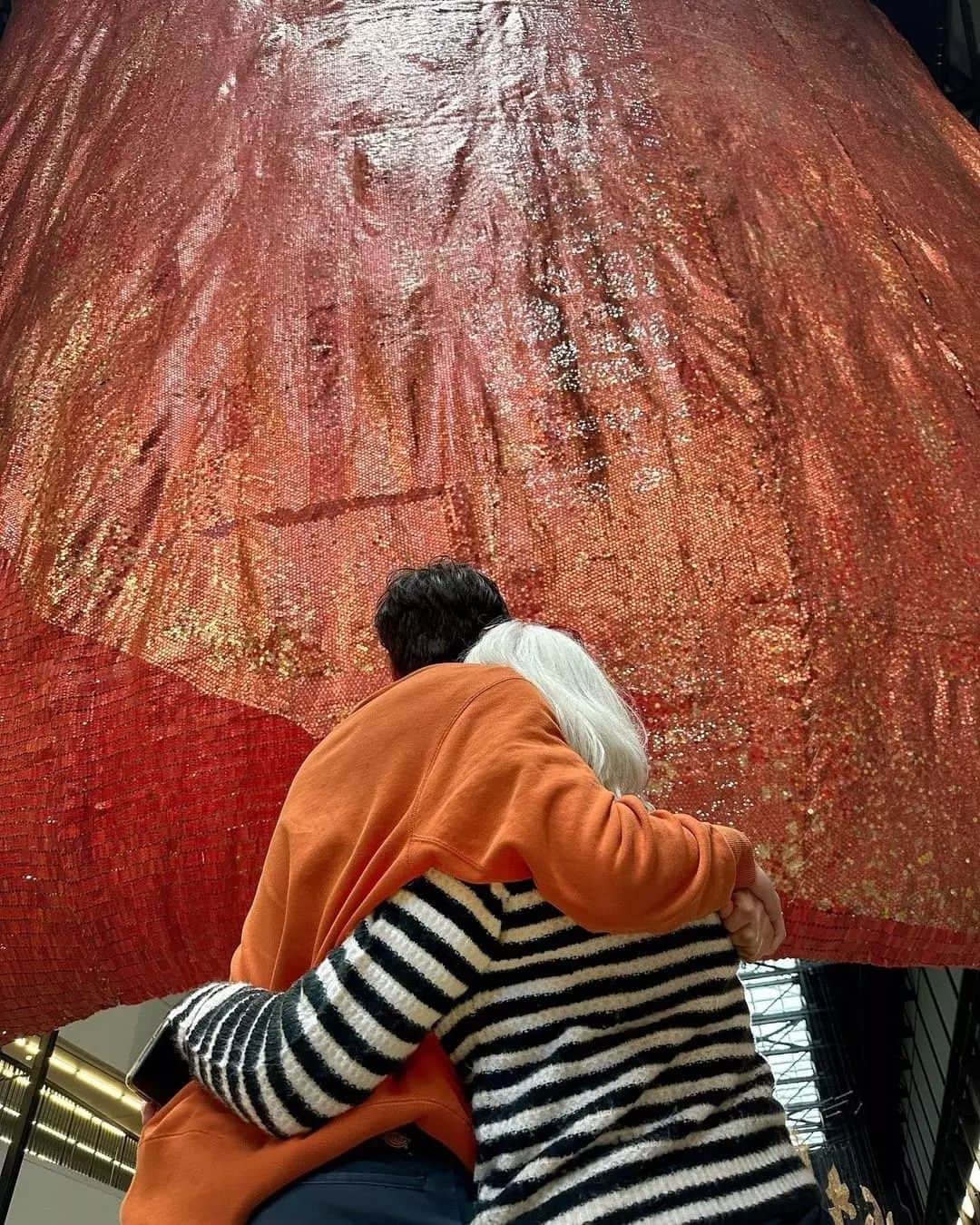 テート・ギャラリーのインスタグラム：「Love is all around at Tate. ❤️  Looking to give a loved one a year of art this Christmas? Gifting a Tate Membership means they’ll enjoy free entry to every exhibition – including Expressionists, Yoko Ono, John Singer Sargent and so many more. 🎁 Plus, they'll be able to visit during quiet Members Hours, enjoy 10% shop discount and unwind in our dedicated Members spaces.  Share the joy of art from just £7 a month and we'll deliver a Gift Membership straight to your door or theirs—free. Click the link in our bio for more details. 📷   📷 @JosephOBD 📷 @Sophie_Bickerstaff 📷 @FlyingKell 📷 @AlessiaVisicaro 📷 @Luotzabl 📷 @Tate」