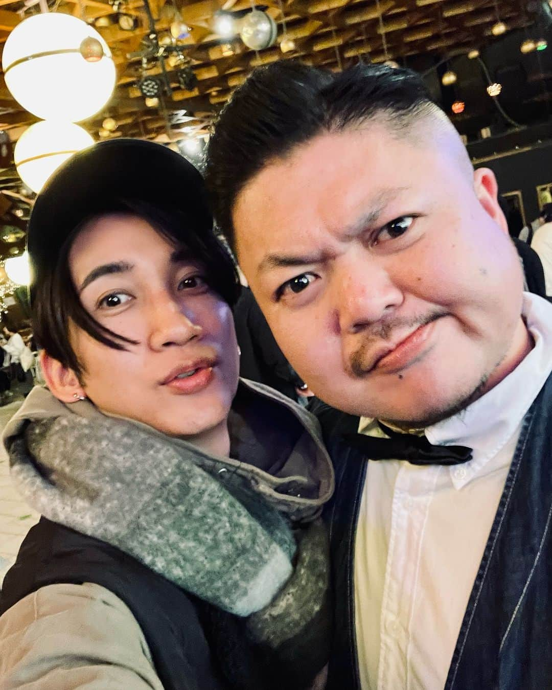 桜井雅斗のインスタグラム：「南船場の立ち飲み屋、THE MUSEN IN SHOCKの2周年パーティにて🎉  MCで男泣きしてたオーナー、てっちゃんと👏 おめでとう、これからもよろしくね。」