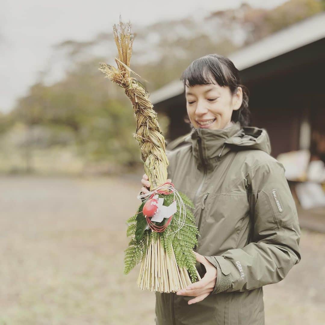 KIKIのインスタグラム：「今年も 鎌倉中央公園の秋の谷戸祭りで 正月飾りを作りました🎍✨ 材料は公園の敷地で採れたものを使って（前もって集めておいてくれている）  昨年も作ったのに 見事に忘れていて 並んだ友人とともに笑いながらも いい具合に海老反りした飾りになりました🦐  #谷戸祭り #鎌倉中央公園」