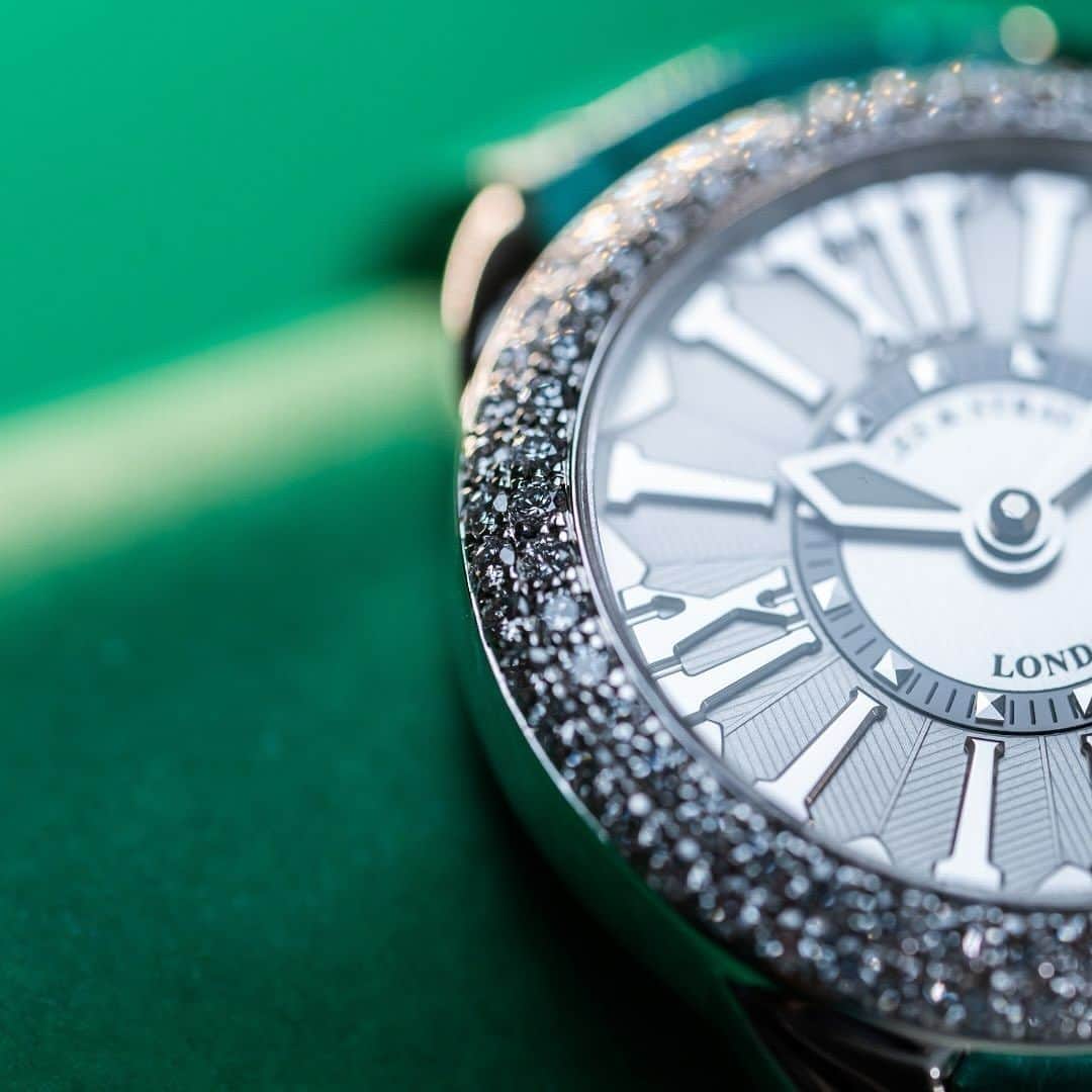 バックス＆ストラウスのインスタグラム：「Inspired by London’s iconic epicentre, the Piccadilly 33 in steel, features a sublime total of 99 ideal cut diamonds, 1.64cts, set on the bezel of the watch」