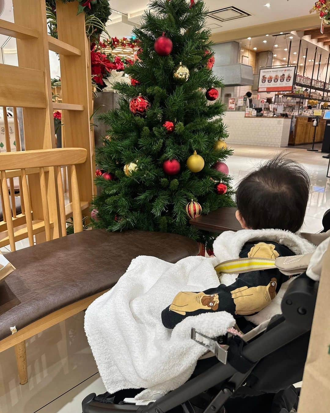 丸山桂里奈さんのインスタグラム写真 - (丸山桂里奈Instagram)「クリスマス季節だね〜 空いた時間に、サササササーと。 家族の時間は幸せですね🌲 ぷくぷくもだいぶ大きくなり、今日はふかふかマットレスの上で1分くらい手離ししてたってました。 レッサーパンダみたいな🫣☝️ 寒くなってきてるから、買い物行く時外は寒いけど中が暖房で異様に暑い時てムズてなるんだよー。 とにかく風邪ひかないように行きたいなぁ。明日はラヴィット🫡 １週間はやすぎる。朝からラヴィットでたくさん笑ってくださいっ、また朝会いましょう🫣❤️🌲⭕️🍆🪶  #家族時間 #もうすぐクリスマス #ぷくぷくたちました #もうすぐ歩くかな #お腹すいたなう #私が #明日はラヴィット #本並サンまじ堀隠せない #どうしたらいいかな #健康第一 #顔圧 #いい意味で #インスタバエ」11月26日 22時14分 - karinamaruyama