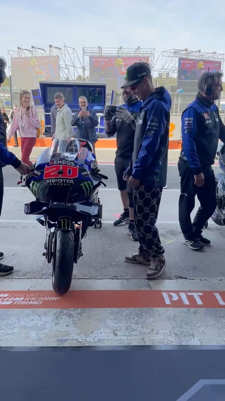 YamahaMotoGPのインスタグラム：「Look who’s back in our box and reporting for duty 🫡  @fabioquartararo20 will try to soldier on in the upcoming race 🔜  #MonsterYamaha | #MotoGP | #ValenciaGP」