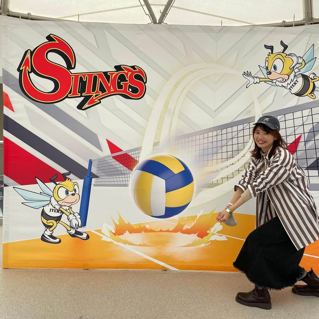 加藤里奈（カトリーナ）のインスタグラム：「#ジェイテクトstings 🐝 フォトスポットが充実🏐ここお気に入り🤍 今日3勝目おめでとうございます🔥 また現地行きたい！  #vリーグ #バレーボール #volleyball #volleyballplayer #volleyballteam #volleyballgame #jtektstings #バレー #男子バレー」