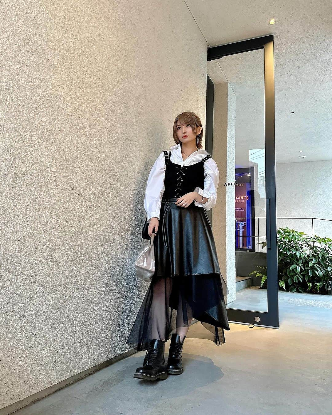 サキさんのインスタグラム写真 - (サキInstagram)「春頃ライブ行った時の服  全身 @addixy_official   いまブランドリニューアルを鋭意進めていていよいよ12/16-17の展示会、12/15よりオンラインストアでも新作の受注が始まります。  これまではレディースを中心にメンズも着られるアイテムもあるよ、っていうバランスでしたがメンズ・オールジェンダー向けのアイテムが増え、より幅広い方々に着ていただけるラインナップになっていると思いますのでぜひチェックしてくださいね✌️ 12月にはルックも公開となります😌  #addixy #ブラックコーデ #ブラックコーディネート #モード系 #モード系ファッション #モード系女子 #今日のコーデ#ファッション #高身長コーデ #everydaylook #ootd4nylonjp #ロングスカート #ビスチェ #ビスチェコーデ #ドクターマーチン #drmartensstyle」11月26日 22時19分 - saki.h912