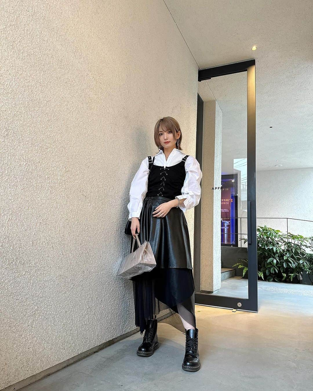 サキさんのインスタグラム写真 - (サキInstagram)「春頃ライブ行った時の服  全身 @addixy_official   いまブランドリニューアルを鋭意進めていていよいよ12/16-17の展示会、12/15よりオンラインストアでも新作の受注が始まります。  これまではレディースを中心にメンズも着られるアイテムもあるよ、っていうバランスでしたがメンズ・オールジェンダー向けのアイテムが増え、より幅広い方々に着ていただけるラインナップになっていると思いますのでぜひチェックしてくださいね✌️ 12月にはルックも公開となります😌  #addixy #ブラックコーデ #ブラックコーディネート #モード系 #モード系ファッション #モード系女子 #今日のコーデ#ファッション #高身長コーデ #everydaylook #ootd4nylonjp #ロングスカート #ビスチェ #ビスチェコーデ #ドクターマーチン #drmartensstyle」11月26日 22時19分 - saki.h912