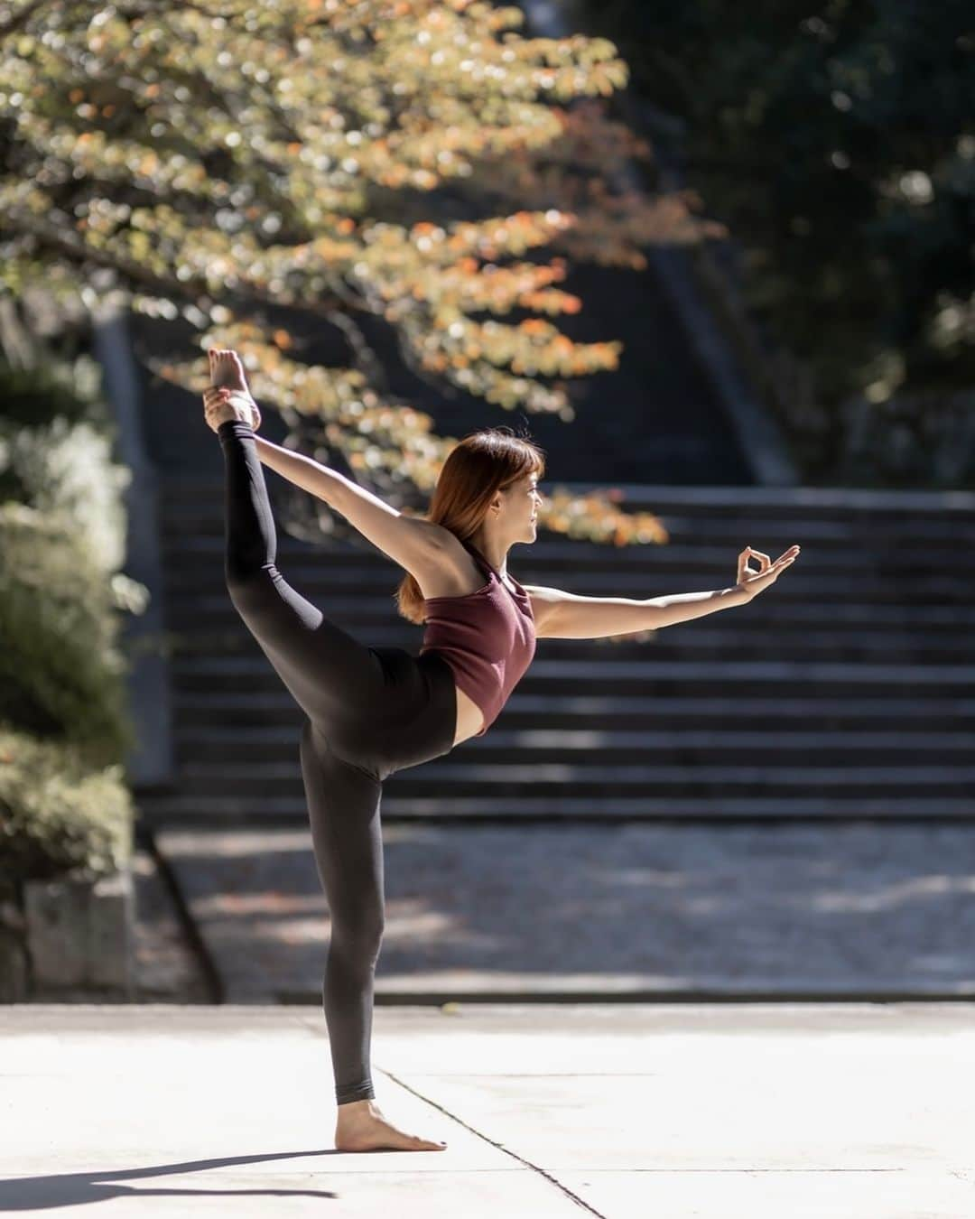 上坂由莉さんのインスタグラム写真 - (上坂由莉Instagram)「ナタラジャーサナ🧘‍♀️ ⁡ 一番好きなポーズは❓と聞かれたら このナタラジャーサナこと 踊り子のポーズと迷わず応えます✨ ⁡ ⁡ 幼少期からのバレエ🩰の延長線上… 私の中では一番心が解放されるし、 一番自分を表現しやすい‼️ 清々しい気持ちになれるアーサナです🧘‍♀️💕 ⁡ ⁡ 今年はやっと紅葉を観に行けました🍁⸝⸝ 京都の穴場オススメスポット… こっそり教えてください🤫笑 ⁡ ⁡ #ヨガ講師 #京都ヨガ #企業ヨガ #ヨガインストラクター #ナタラジャーサナ #ダンサーポーズ #ヨガポーズ #踊り子のポーズ #ヨガジョ #ナタラージャアーサナ #知恩院 #京都紅葉 #京都観光 #神社仏閣 #京都旅行 #yogateacher #kyotoyoga #kyototrip #YJO #dancerpose #natarajasana #yogapose #backbendpose」11月26日 22時20分 - yuri_yoga.727