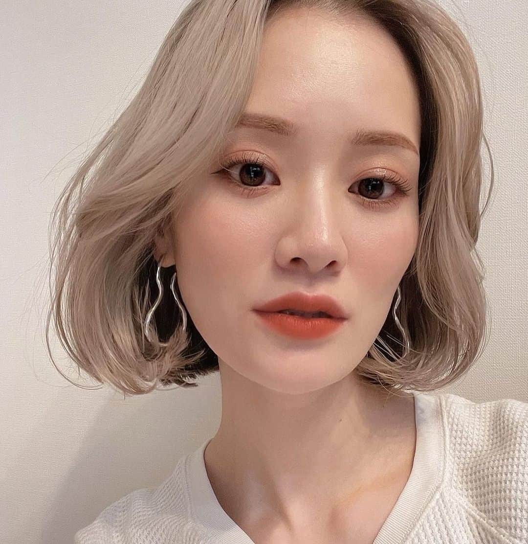 Arisaのインスタグラム：「とにかくハイトーンにしたい。 この髪型にもしたい。」